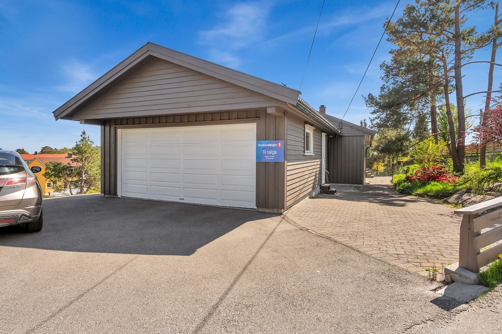Romslig garasje og gårdstun Galleribilde