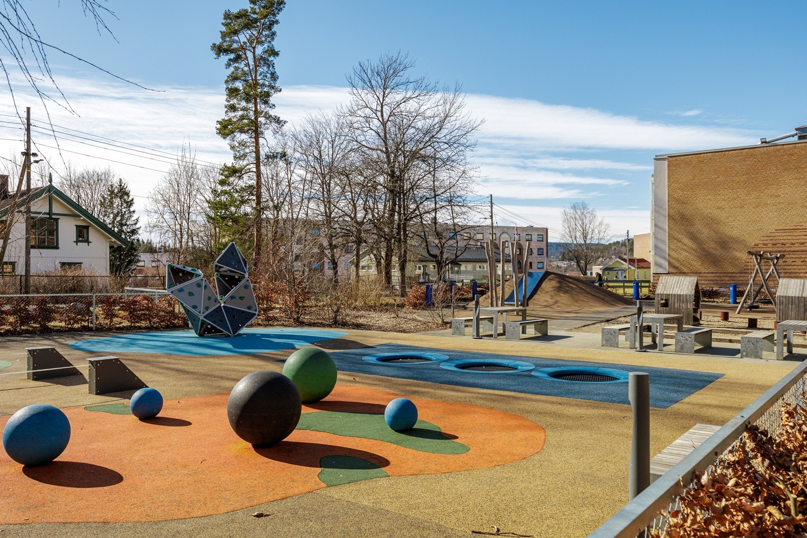 Flere lekeplasser i umiddelbar nærhet, som Jesperudjordet med trampolinepark. Galleribilde