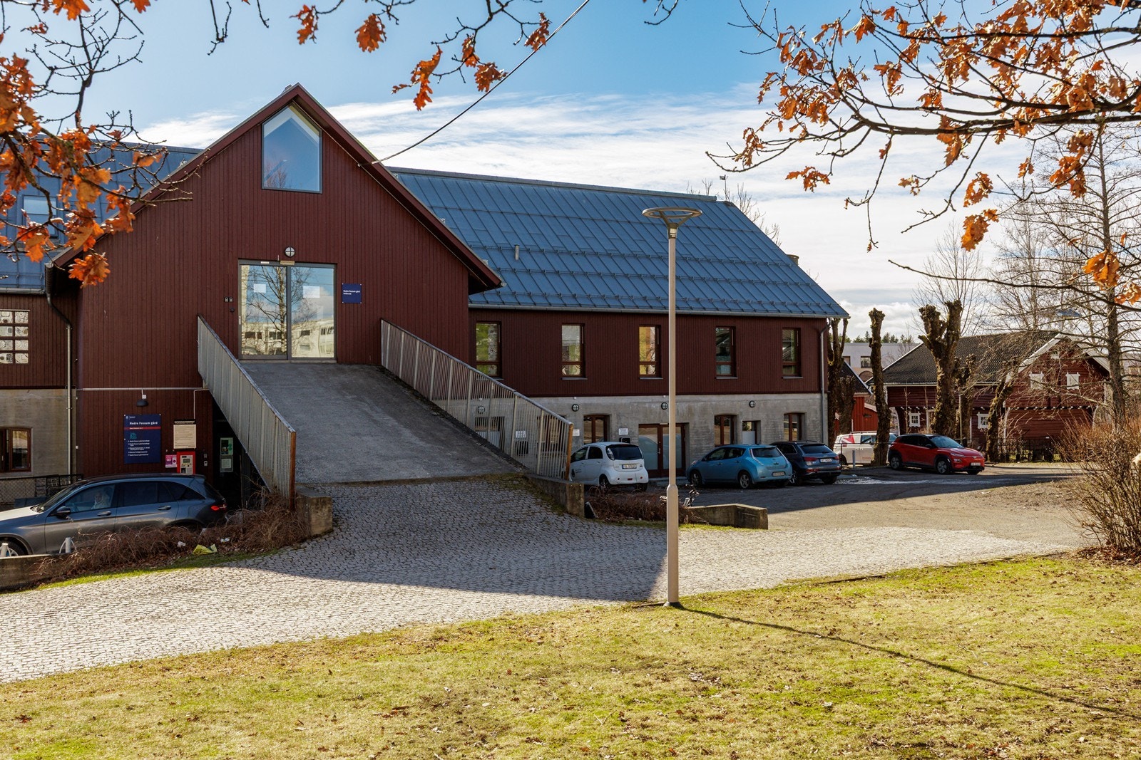 Øvre Fossum Gård, med rideskole og besøksgård, ligger i gangavstand fra boligen. Galleribilde