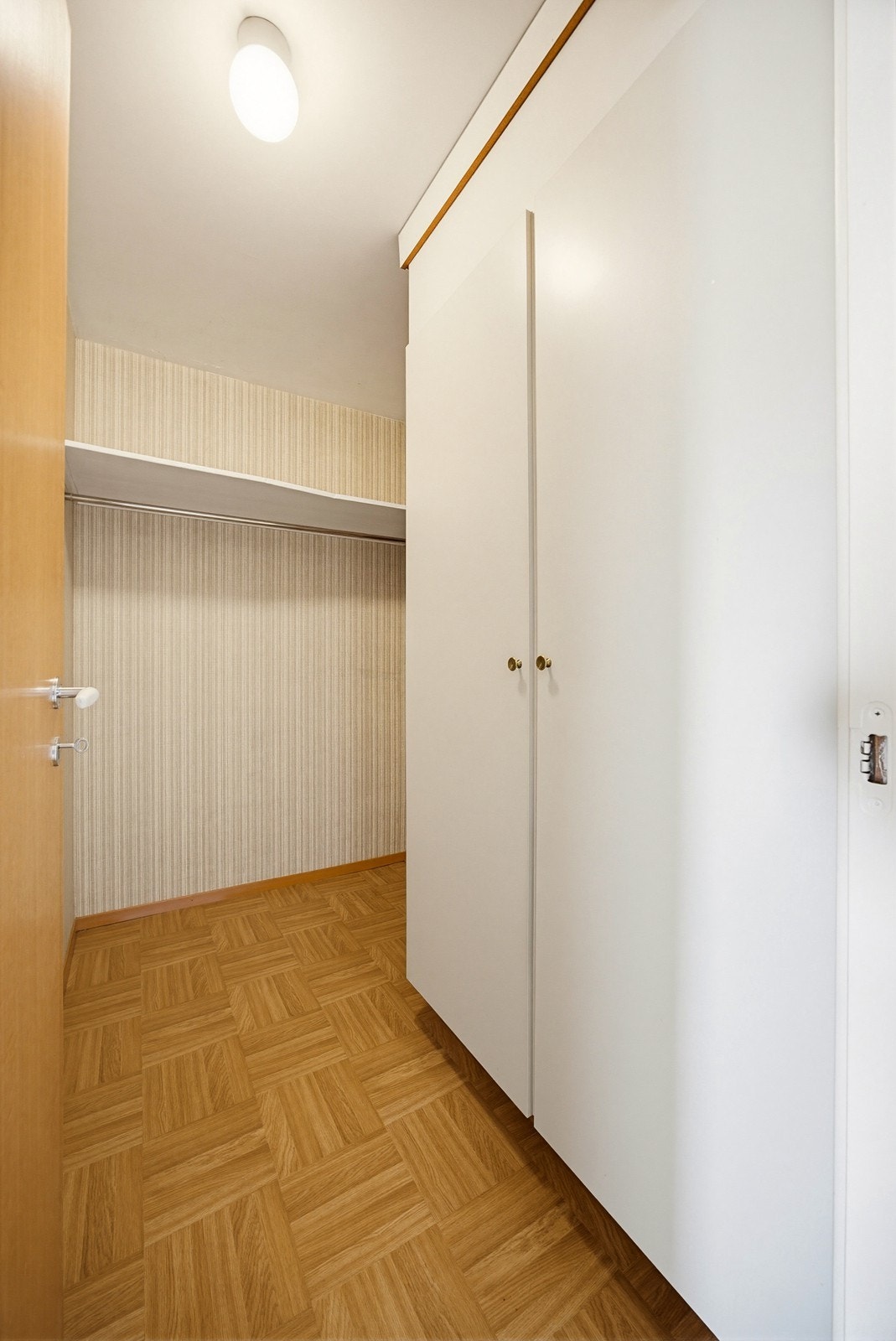 Den innvendige boden gir fleksible lagringsmuligheter. Leiligheten disponerer også en kjellerbod på 2 m². Galleribilde