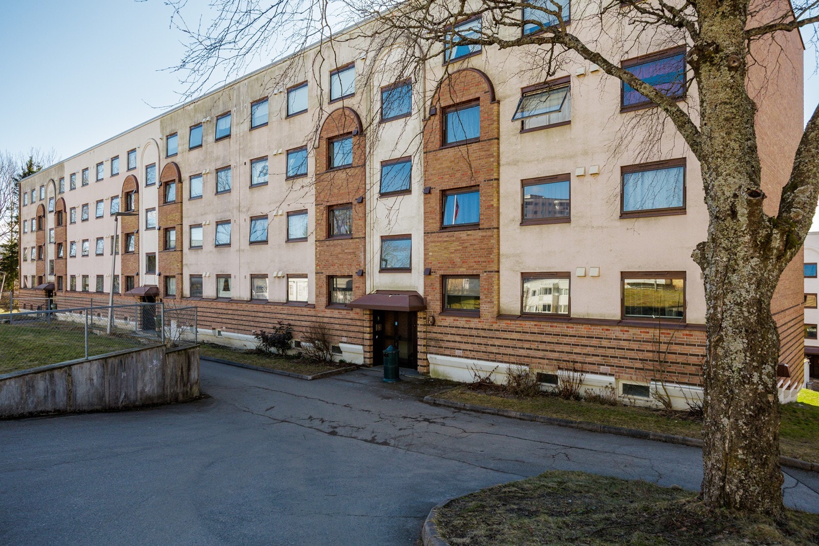 Bygningen er oppført i 1968 med fasader i pusset betong, teglstein og panel. Galleribilde