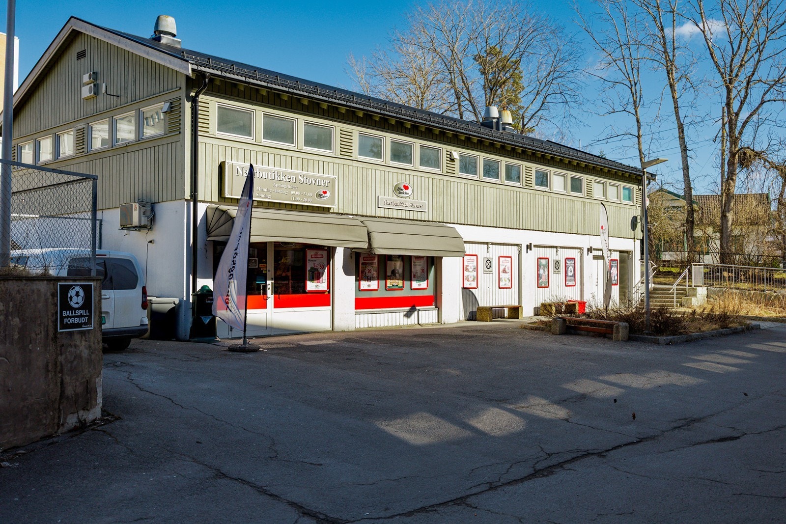 Nærbutikken Stovner ligger kun ett minutts gange unna, og er også søndagsåpen. Galleribilde
