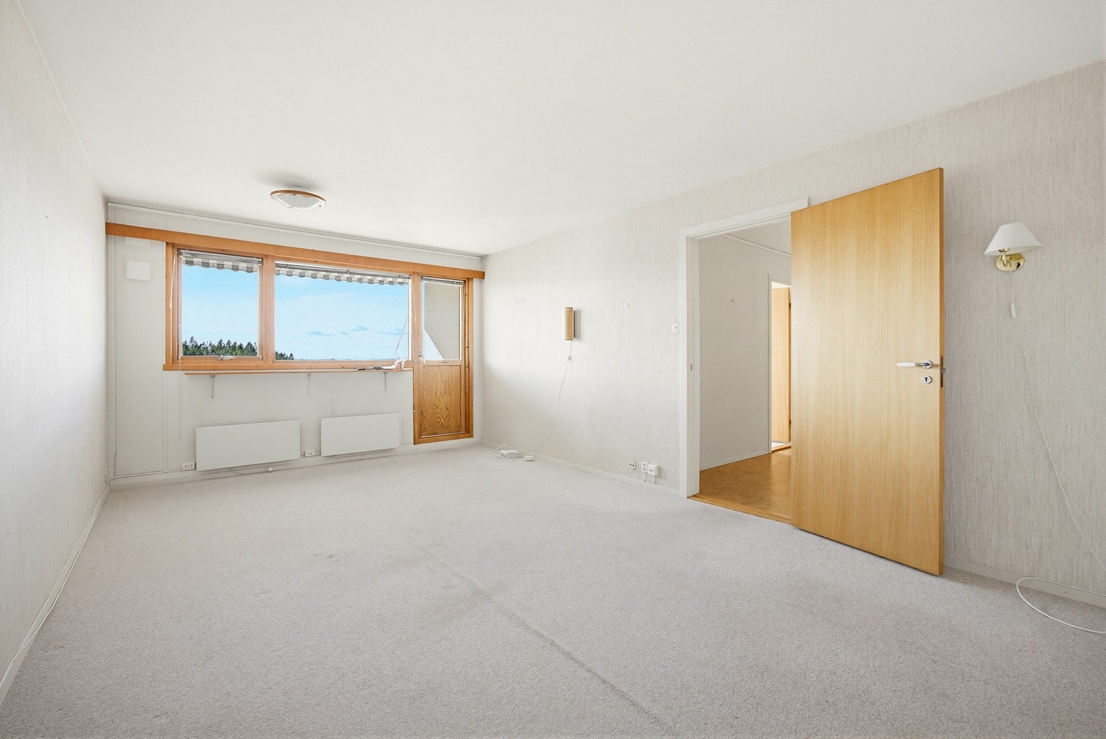 Stuen har god plass til både sofagruppe og en egen sone for spisebord. Galleribilde