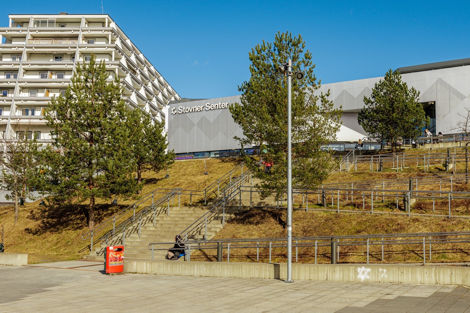Gangavstand til Stovner Senter med et bredt utvalg av butikker, spisesteder og tjenester. Galleribilde