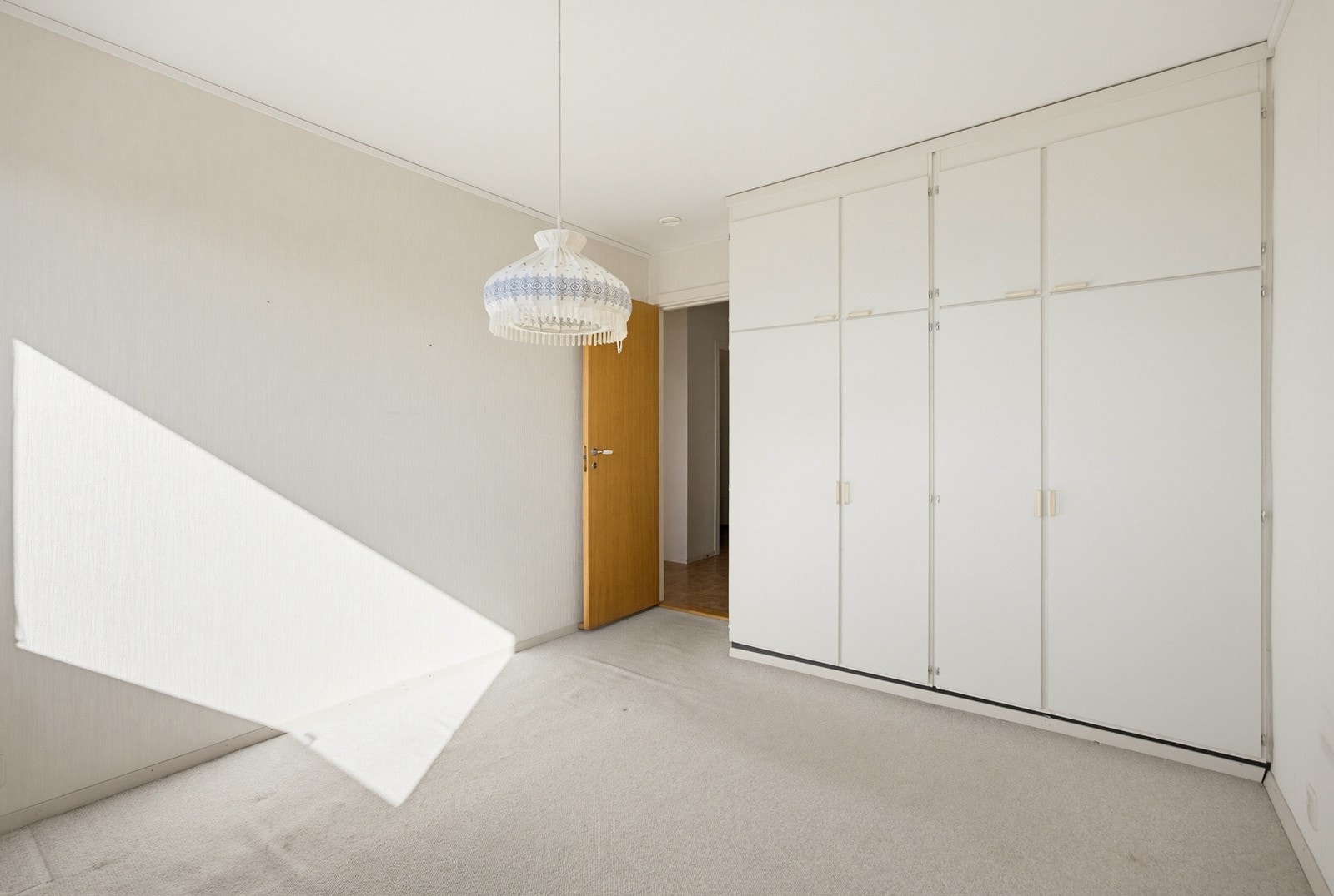 En hel vegg med garderobeskap gir rikelig med oppbevaringsplass. Galleribilde