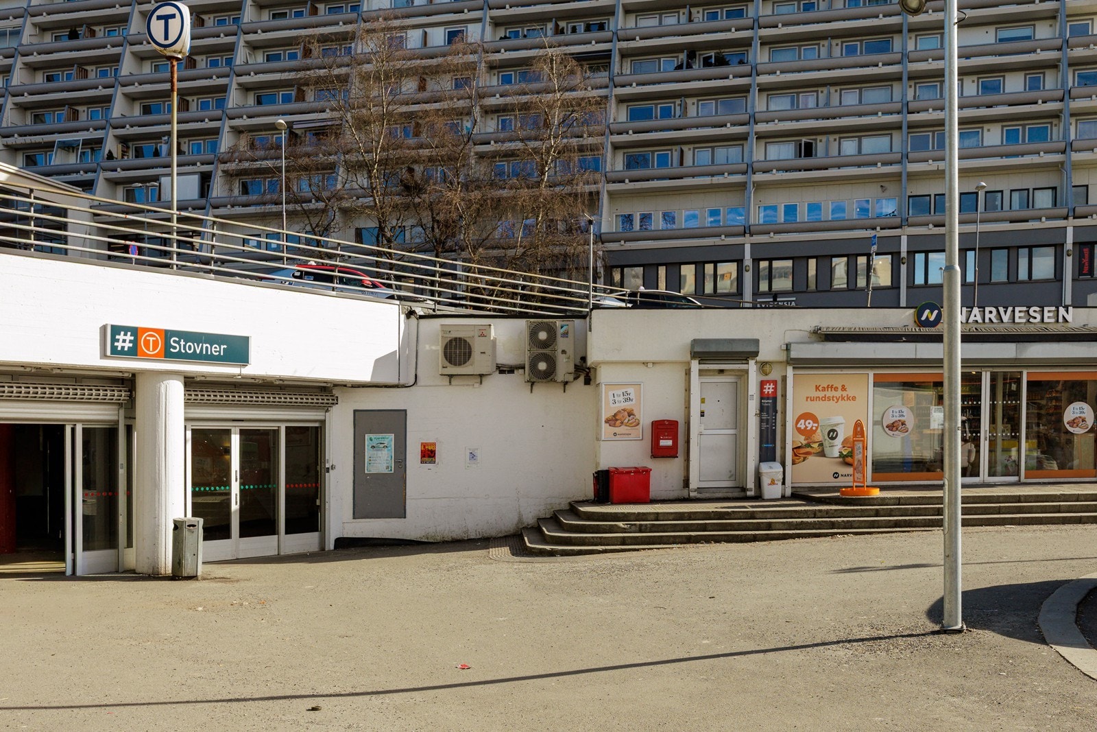 Stovner T-banestasjon ligger ca. 6 minutter unna og tar deg effektivt til sentrum. Galleribilde
