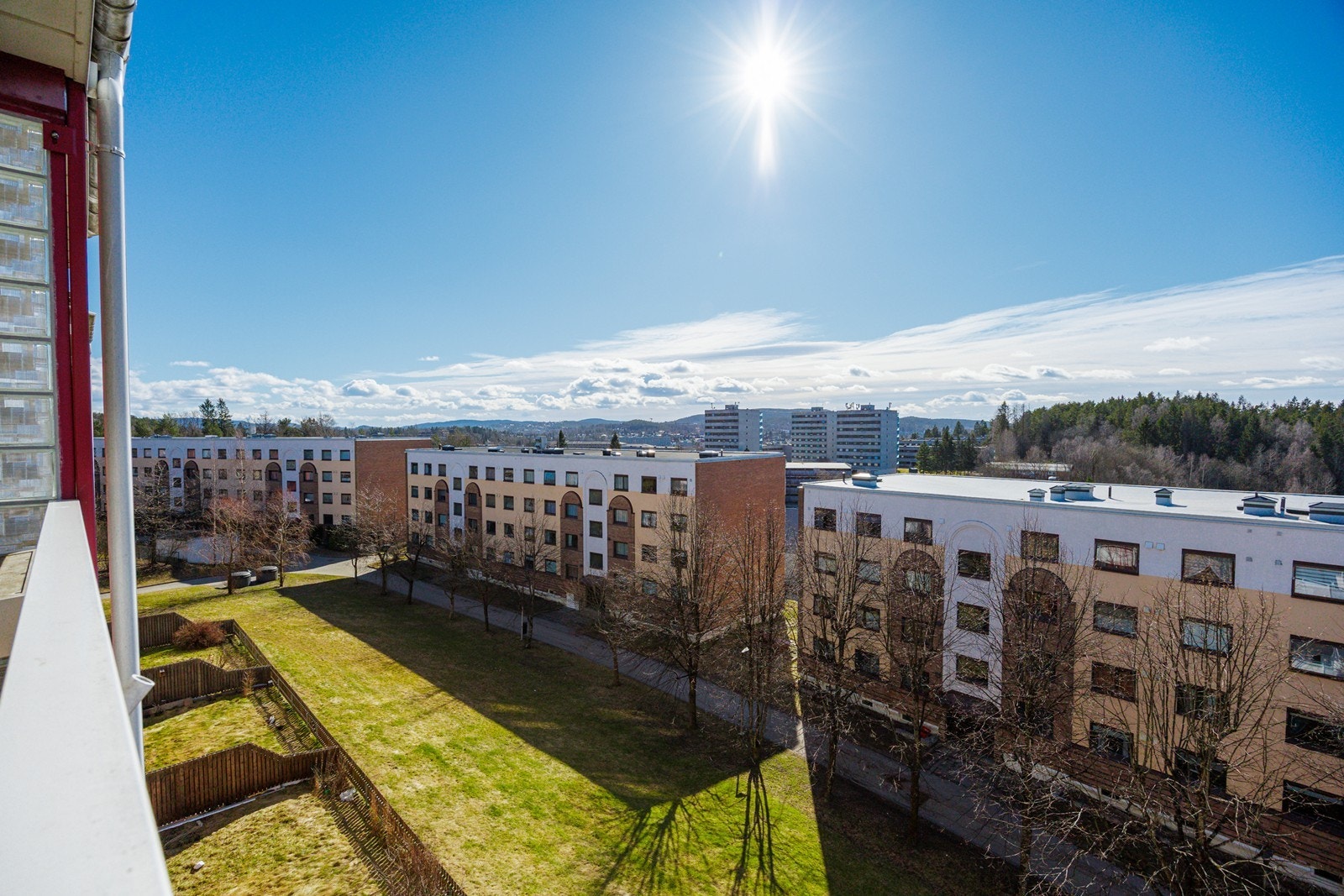Utsikt over borettslagets grønne og velstelte fellesområder. Galleribilde