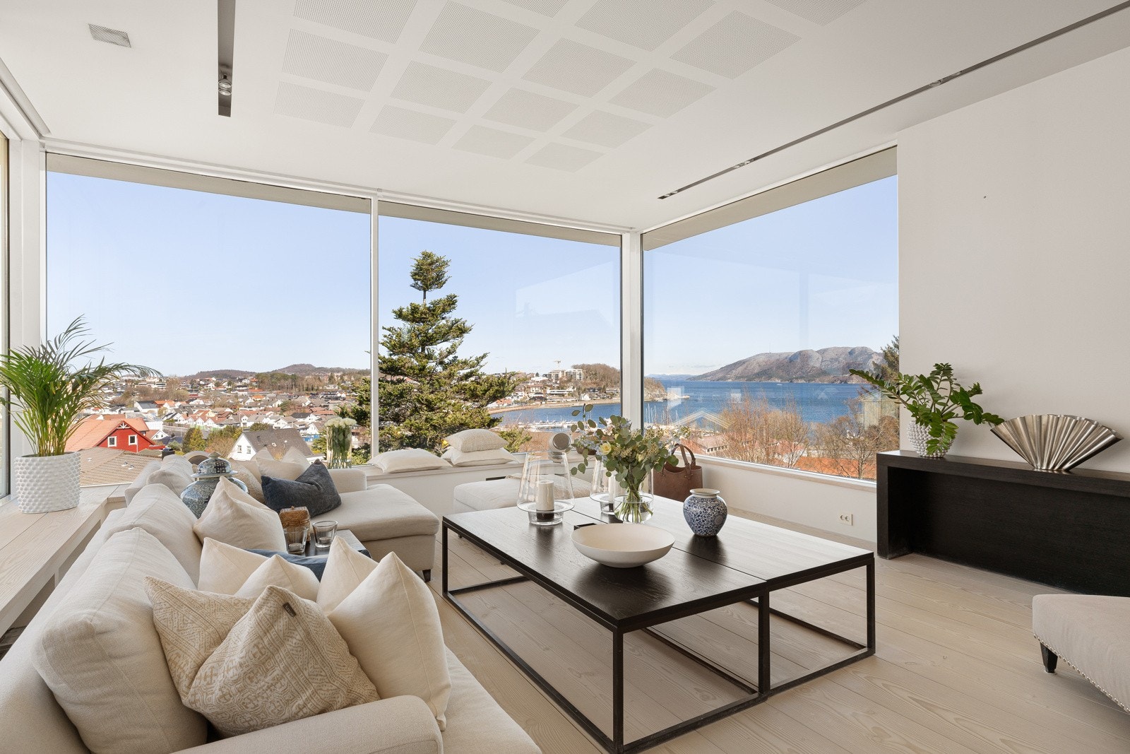 Hovedstuen har flotte panoramavinduer på tre sider, noe som sørger for optimale lys- og utsiktsforhold. Galleribilde