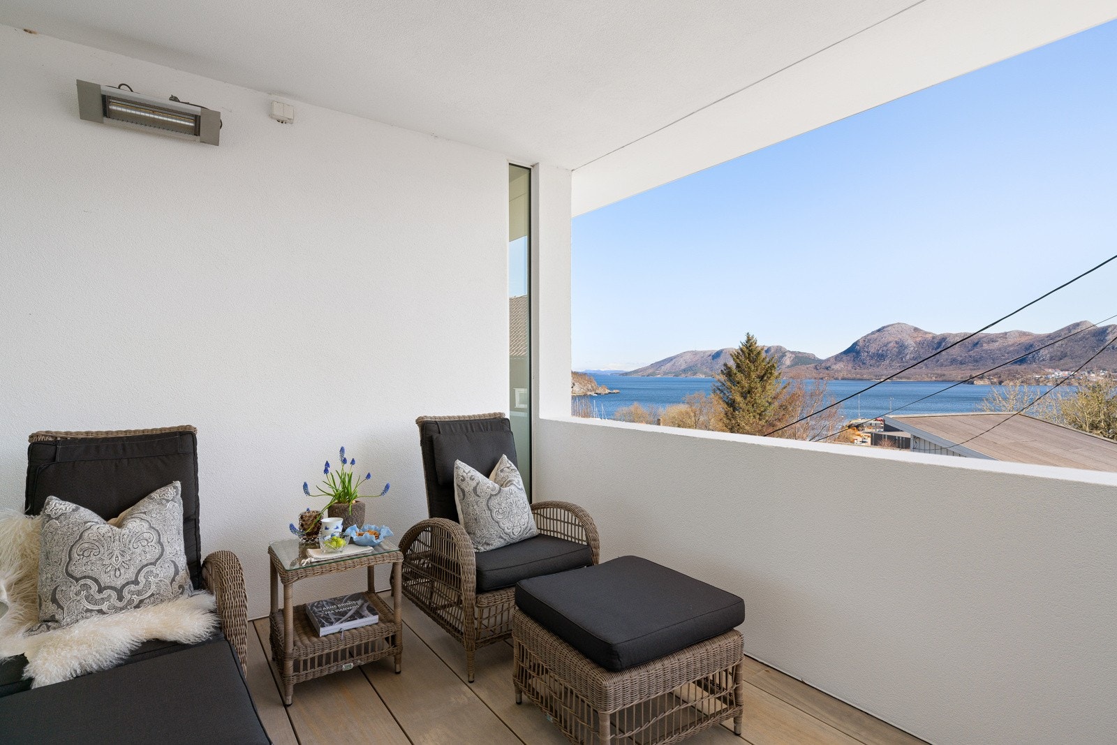 Like utenfor hovedsoverommet nytes utsikten på en østvendt terrasse med overbygg, terrassevarmer og fin morgensol. Galleribilde