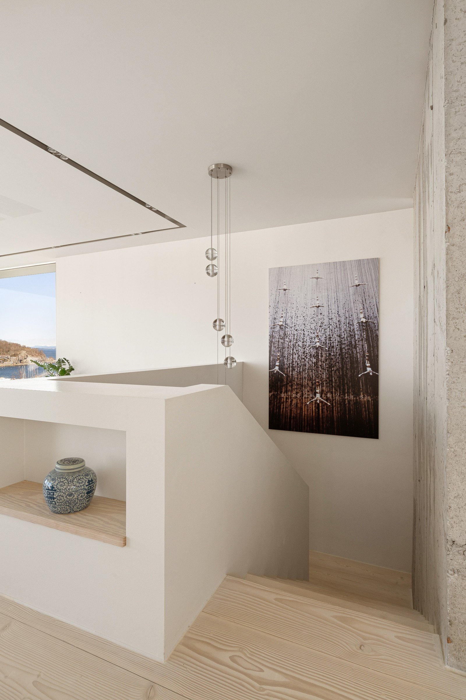 Øverst i trappeløpet møtes man av et spesialdesignet fotografi og en stilig betongvegg med struktur som et kunstverk. Galleribilde