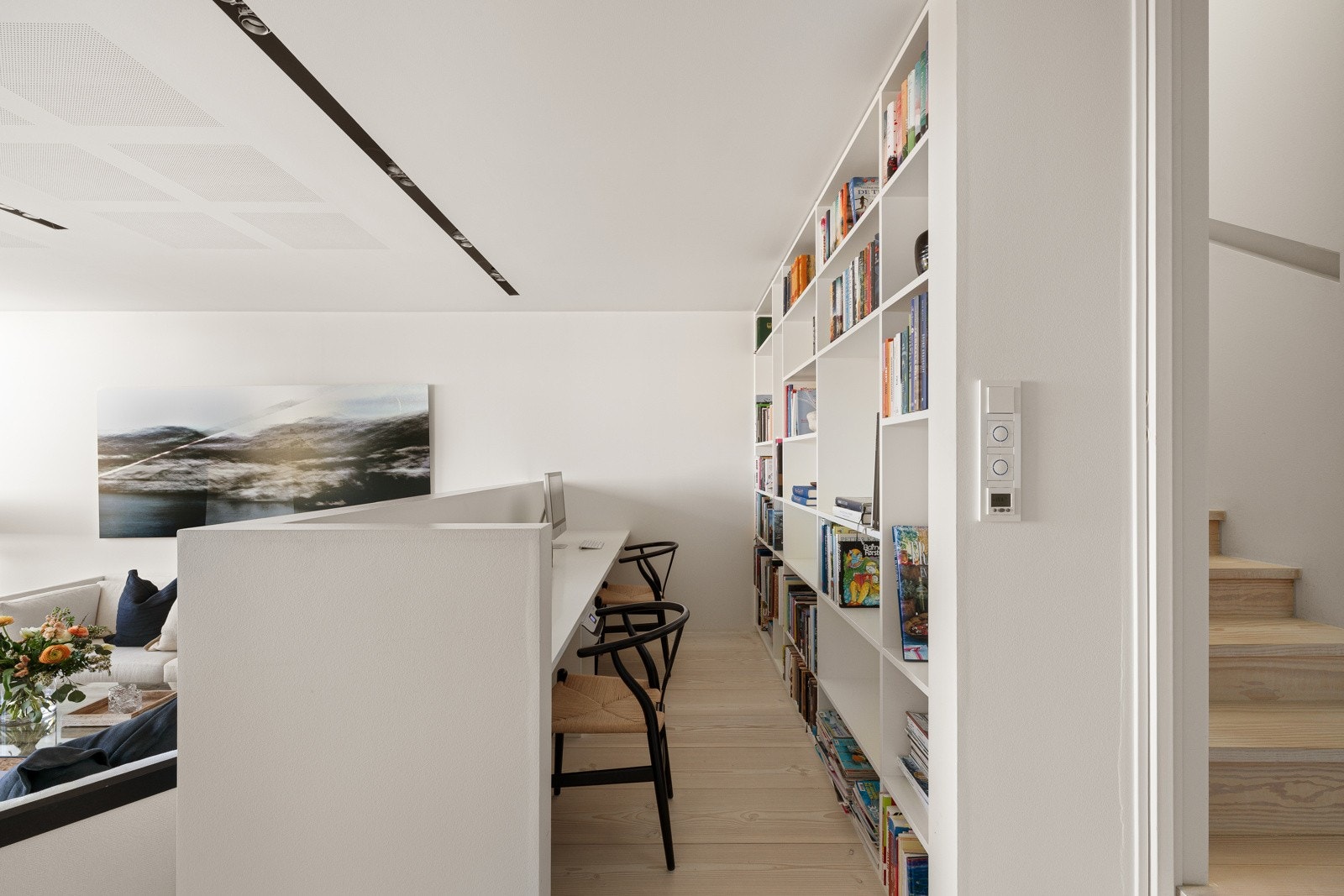 Stuen går over to nivåer, med en egen kontordel og en stor bokhylle på øverste plan. Galleribilde