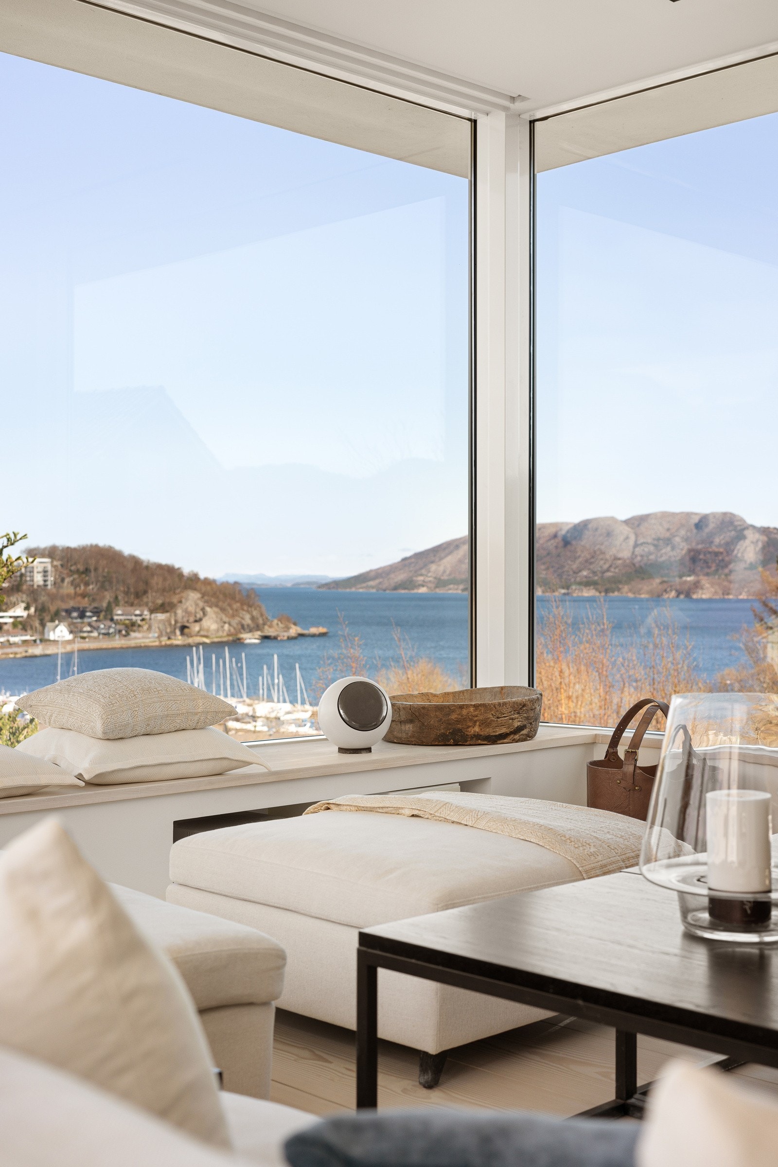 Plassert på en høyde over nabobyggene, får villaen fantastisk panoramautsikt over Lura, fjorden og fjell i det fjerne. Galleribilde