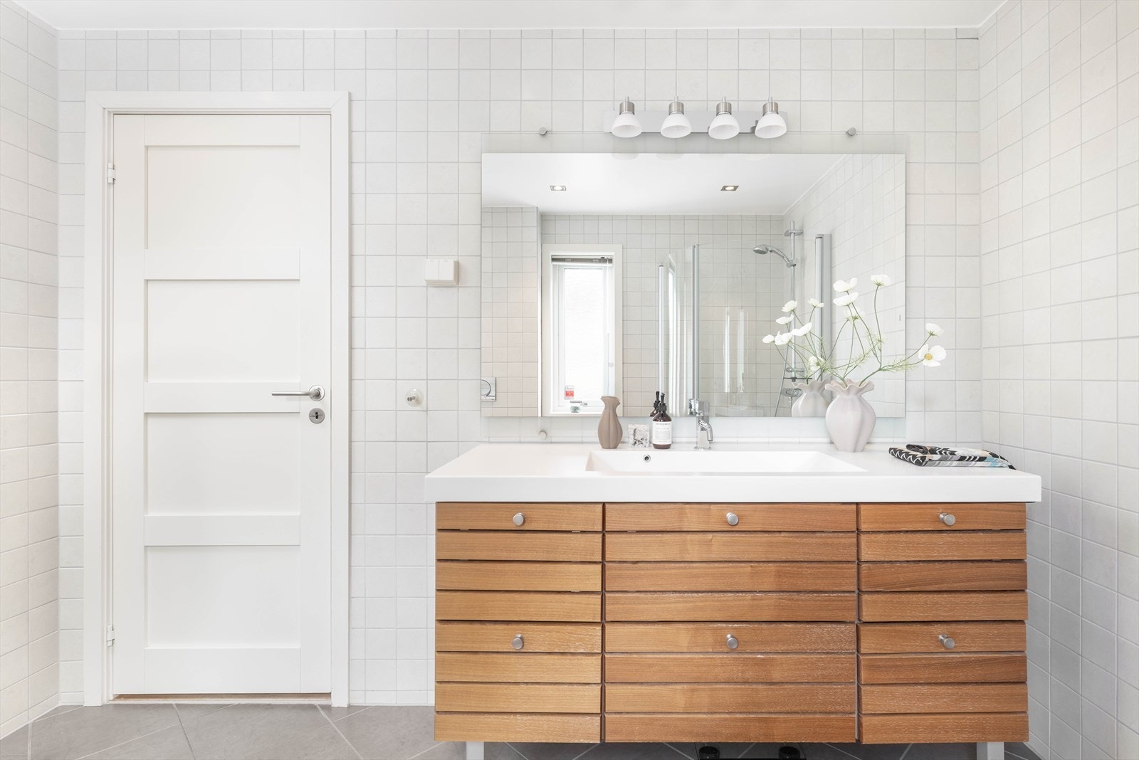 Badet ligger i tilknytning til hovedsoverommet, med en rolig og praktisk plassering. Galleribilde