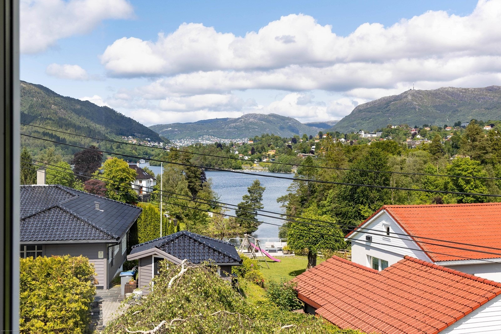 Fra stuen i tilbygget åpner utsikten seg rolig mot Nordåsen og videre mot byfjellene. Galleribilde