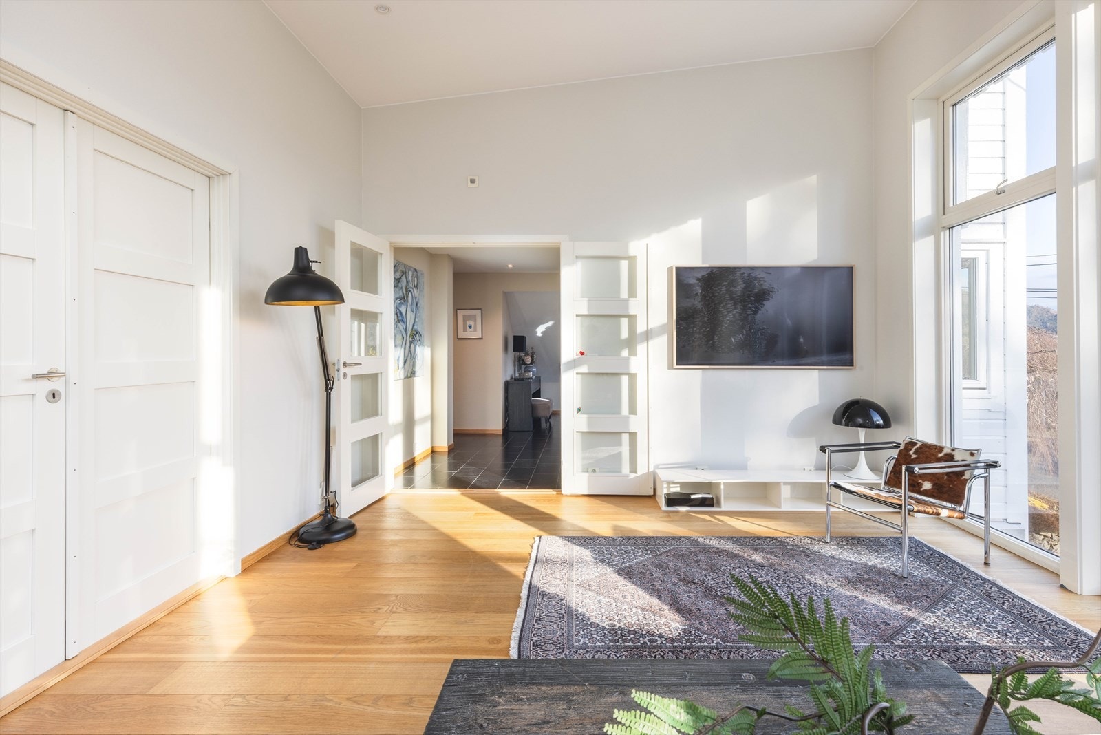 Tilbygget gir boligen en ekstra dimensjon, med en stue som oppleves både åpen og lun. Galleribilde