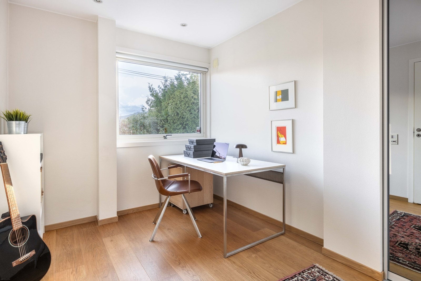 Gjesterommet ligger skjermet til, i tilknytning til eget bad. Dette er i dag innredet som kontor, men er tegnet inn som gjesterom. Galleribilde