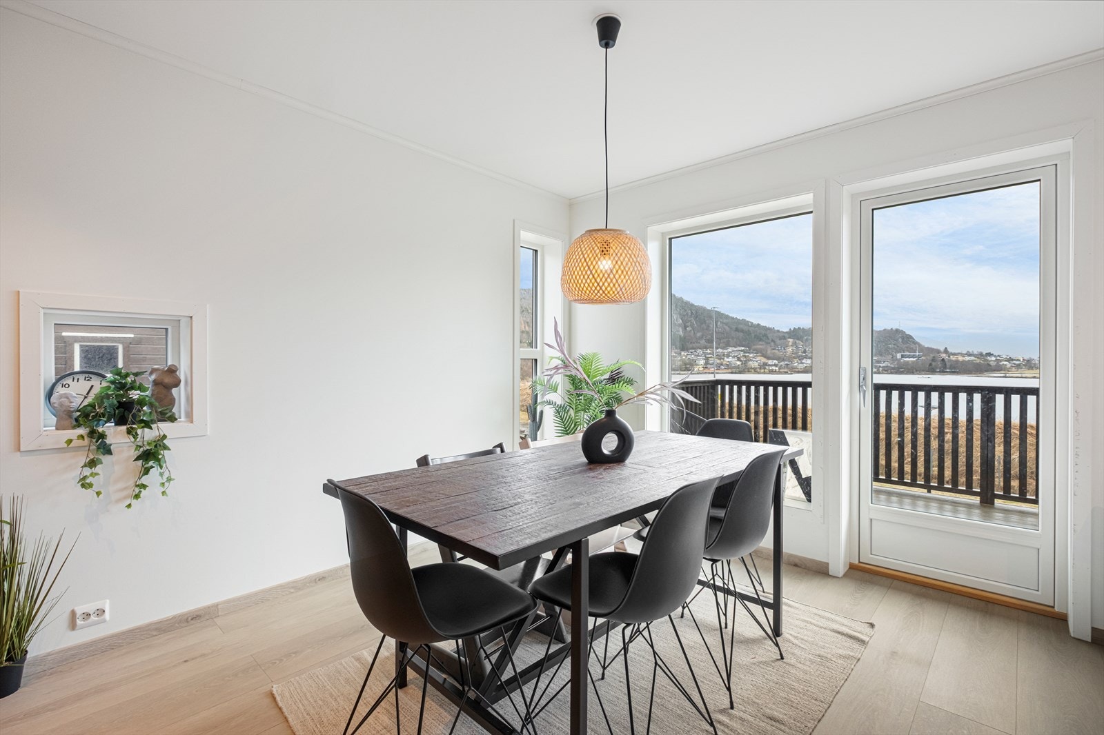 God plass til stor spisegruppe. Galleribilde
