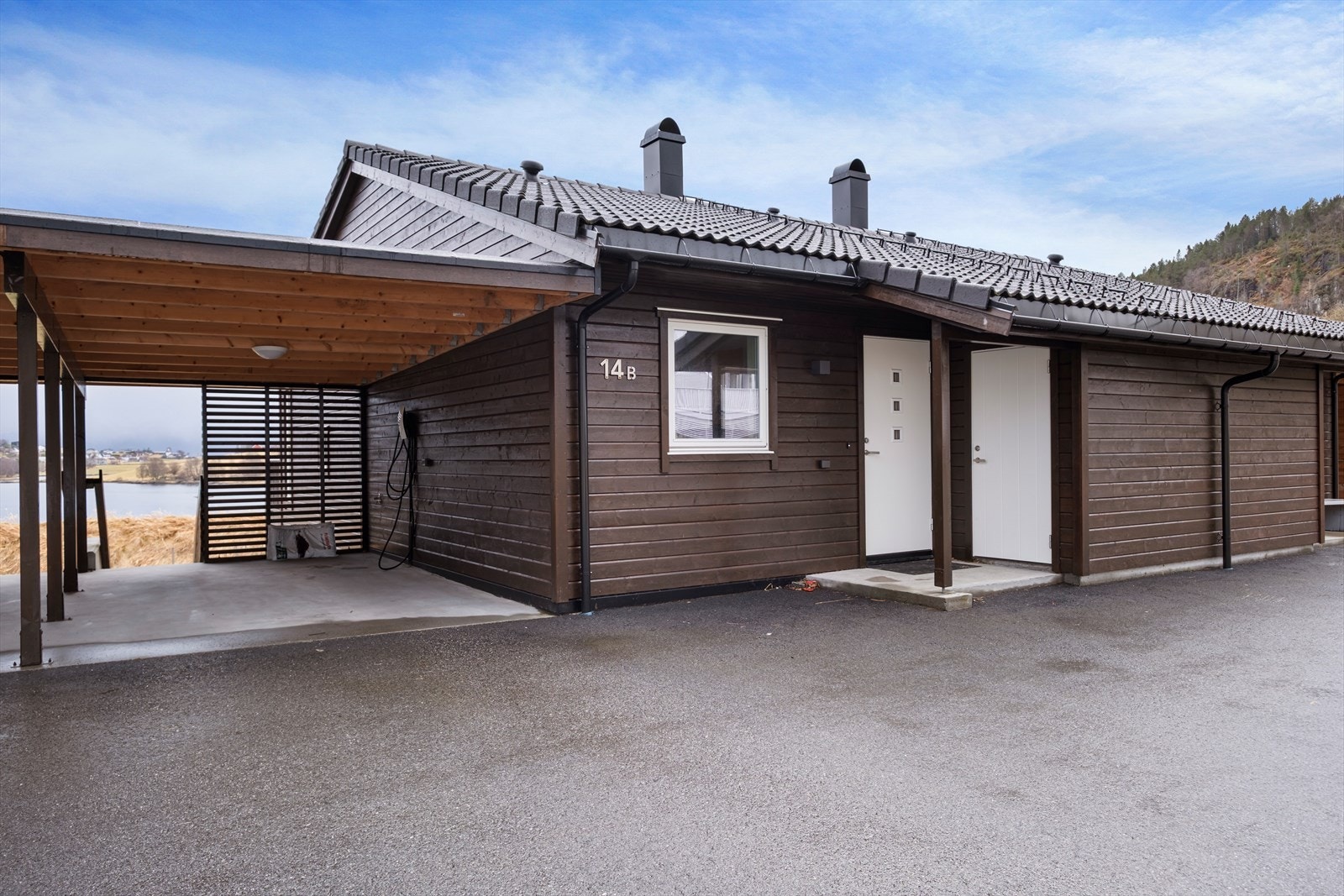 Carport samt sportsbod på ca. 5 m2 ved inngangen. Galleribilde