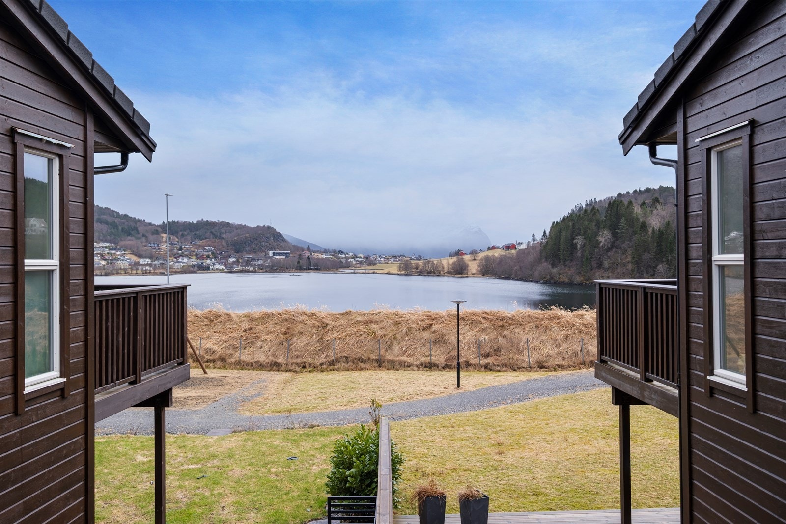 Leiligheten har en parkering i carport med elbillader, og en biloppstillingsplass. Galleribilde
