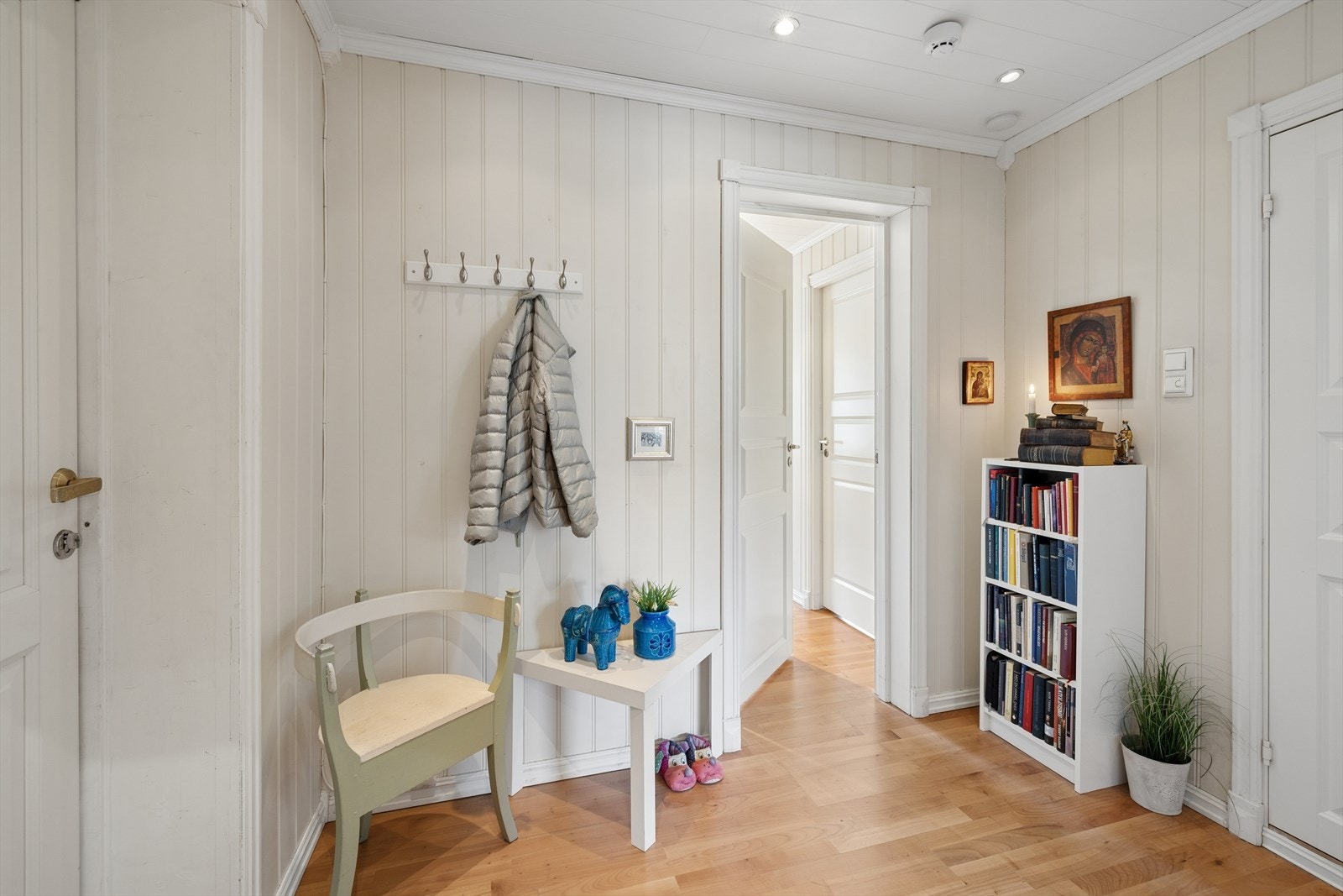 Gangen har plass til oppbevaring av yttertøy og sko. Galleribilde