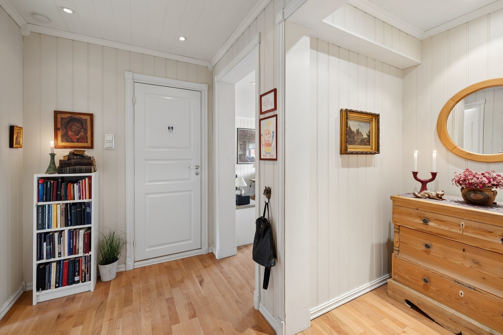Velkommen inn! Entréen gir et godt førsteinntrykk med parkett på gulvet og lyse panelplater på veggene. Galleribilde