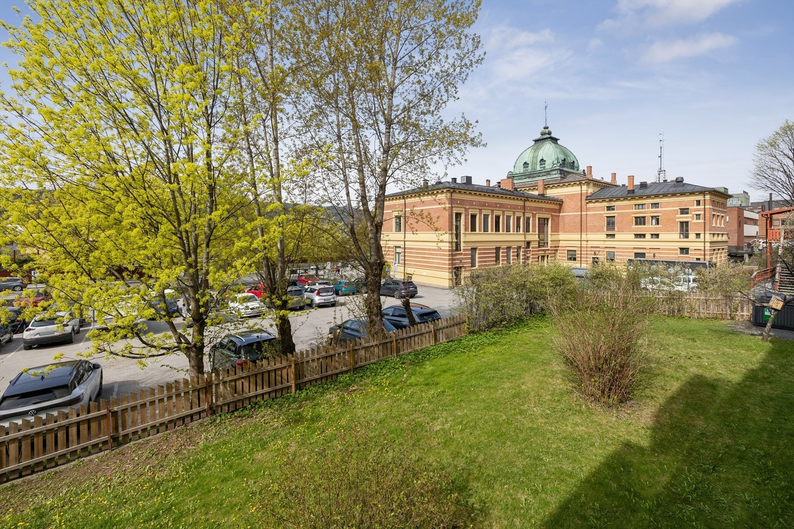 Det er flott utsikt til nærområdet fra terrassen. Galleribilde