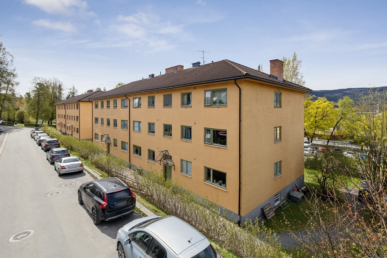 Leiligheten har enkel adkomst i en høy 1. etasje i et boligbygg fra 1949. Galleribilde