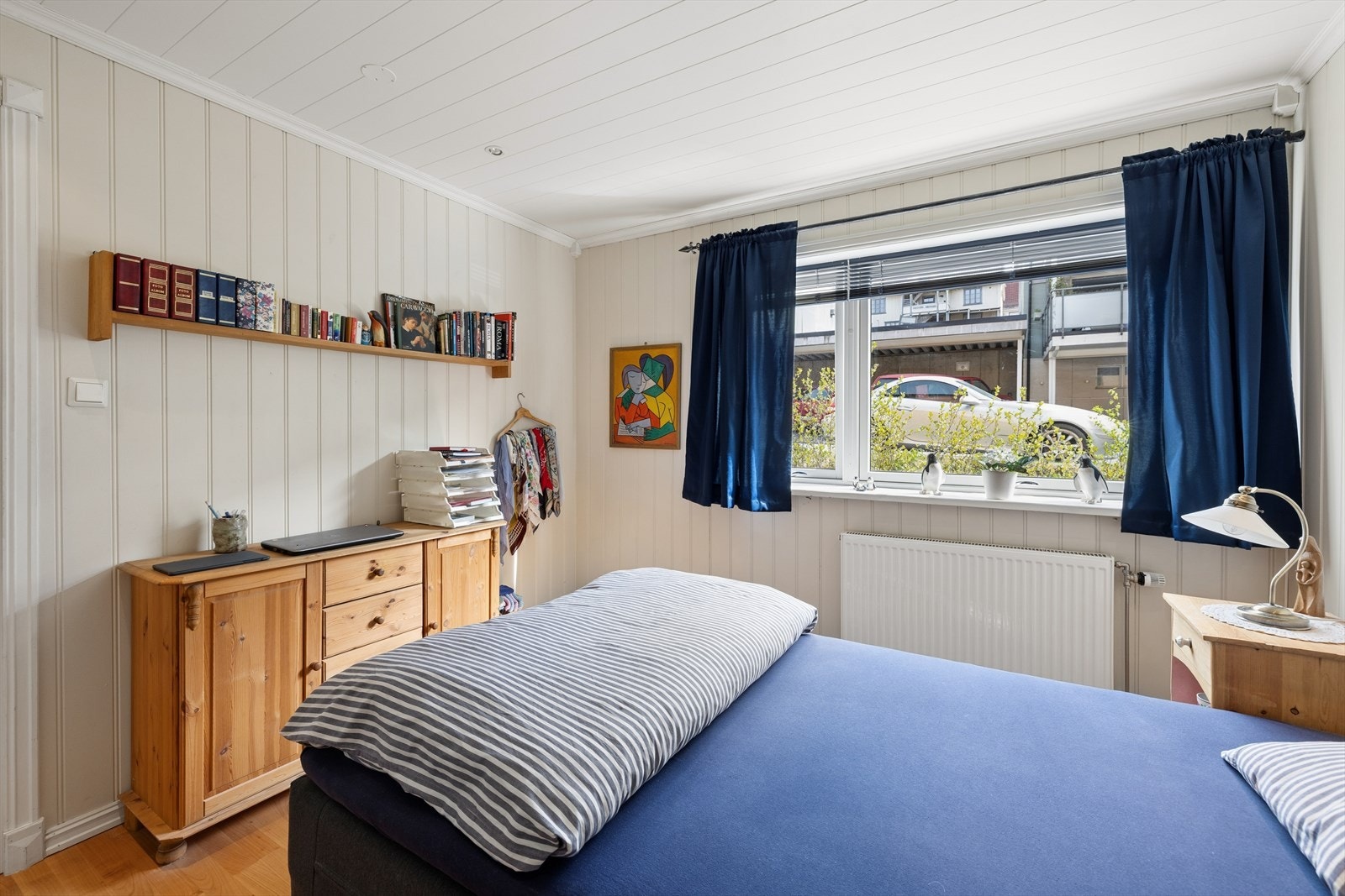 Innbydende rom med stort vindu som bidrar til godt lysinnslipp. Galleribilde