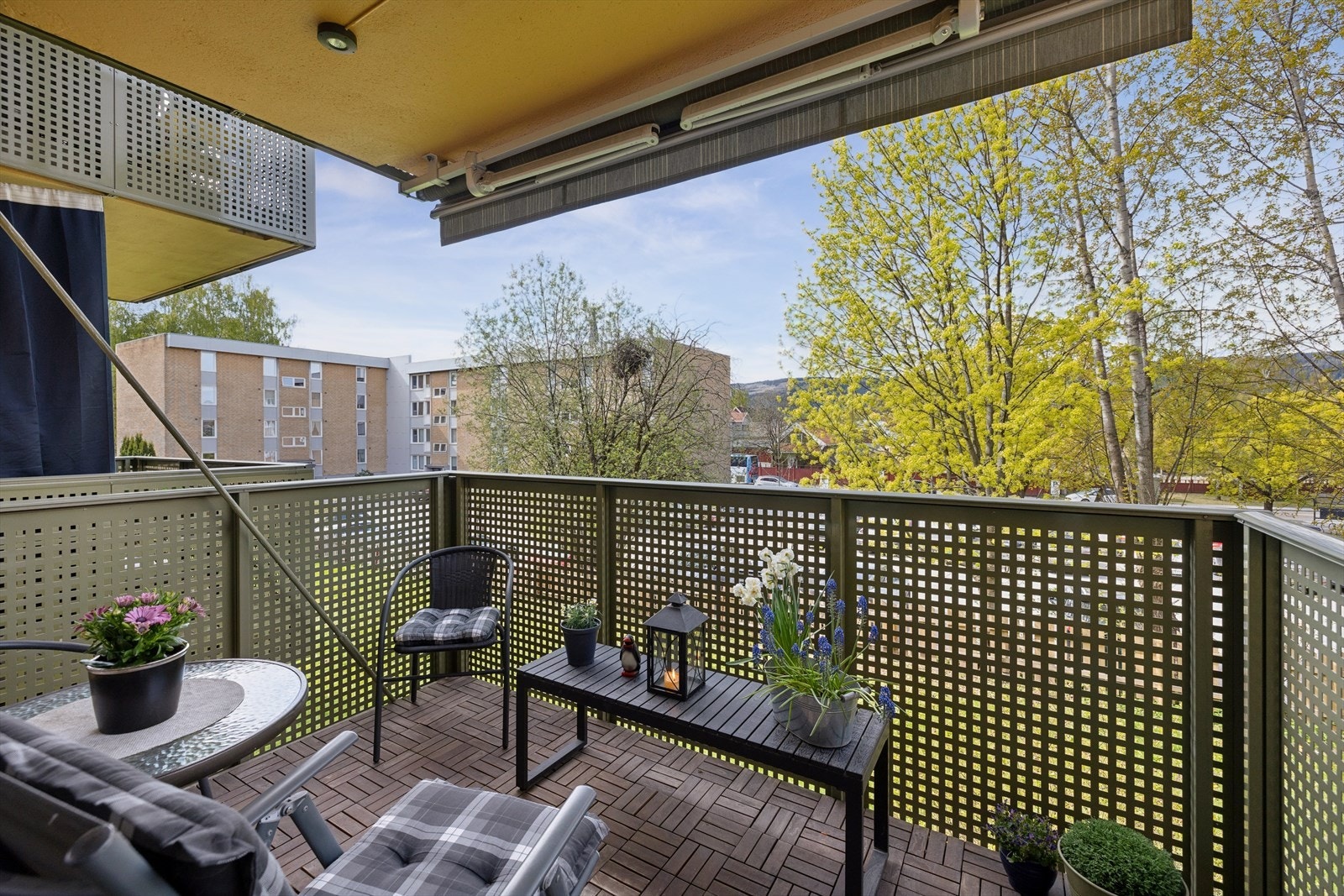 Terrassen har plass til en liten sittegruppe og er belagt med tre- og plastikk-klikkfliser. Galleribilde