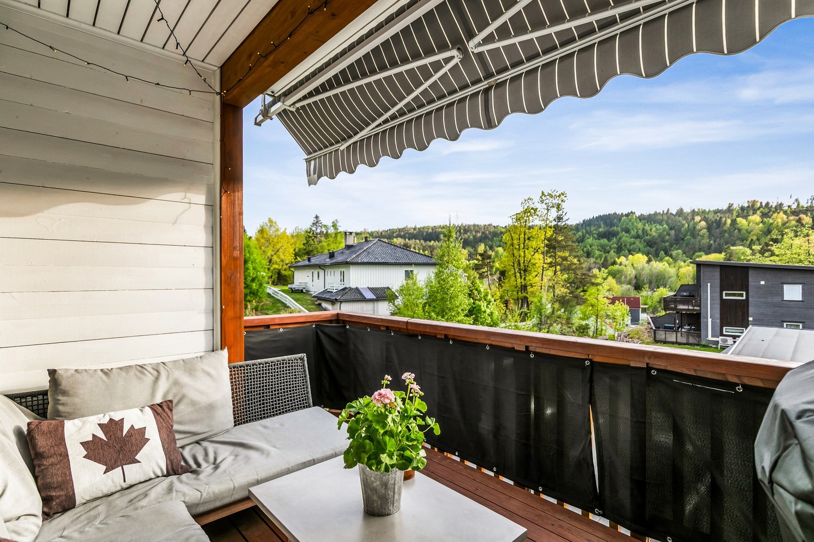 Overbygd balkong på 10 kvm med adkomst fra stuen. Galleribilde