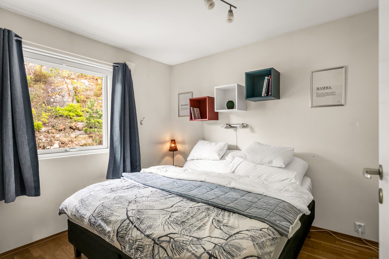Hovedsoverom med god plass til seng, nattbord og garderobe. Galleribilde