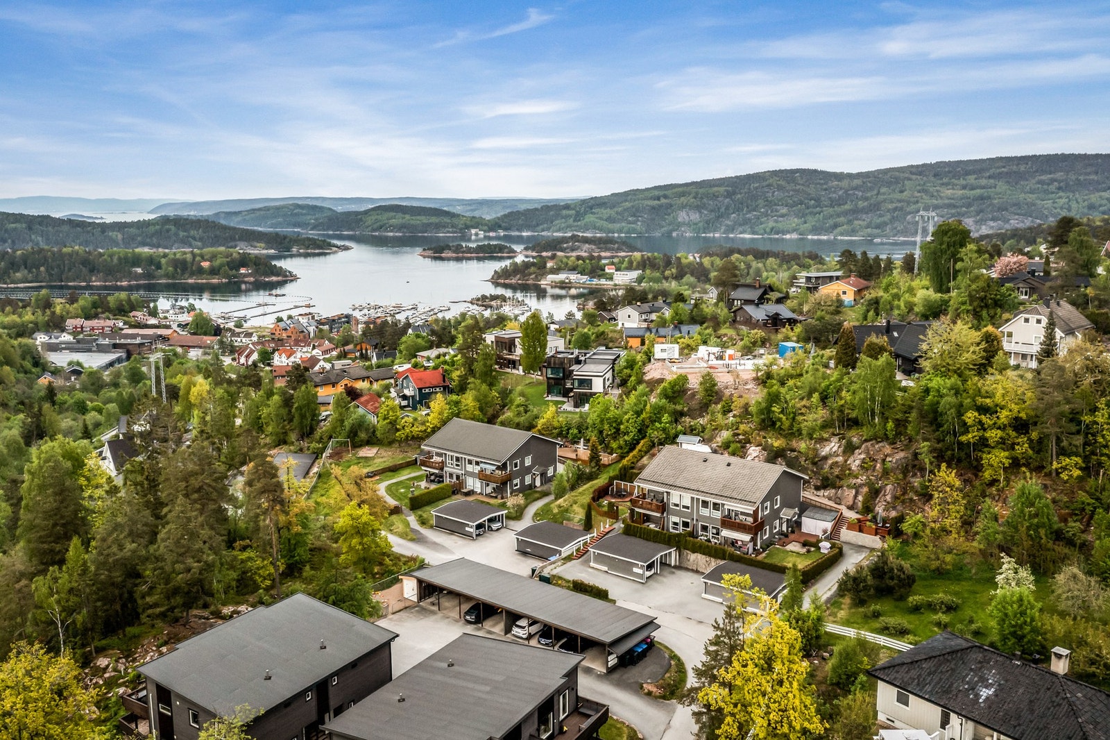 Leiligheten ligger i gangavstand til Sætre sentrum og Oslofjorden med forretninger, matvarebutikker, frisør, apotek, vinmonopol, lege med mer. Galleribilde