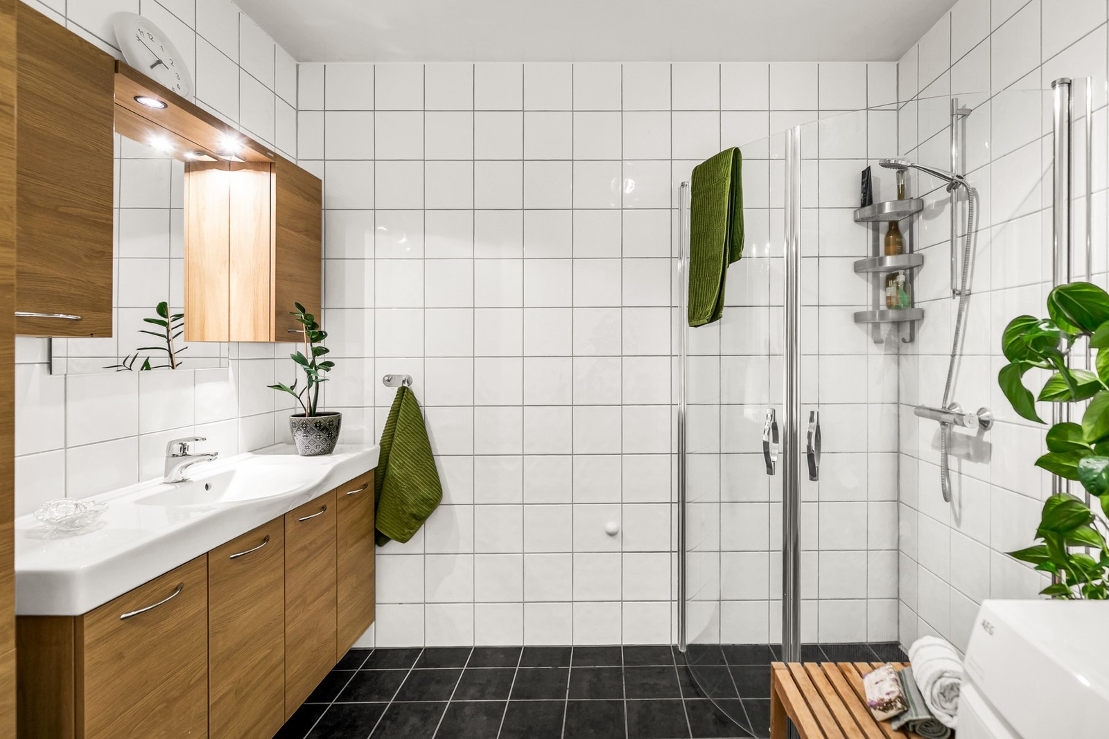 Flislagt bad med nyere innredning og opplegg for vaskemaskin. Galleribilde