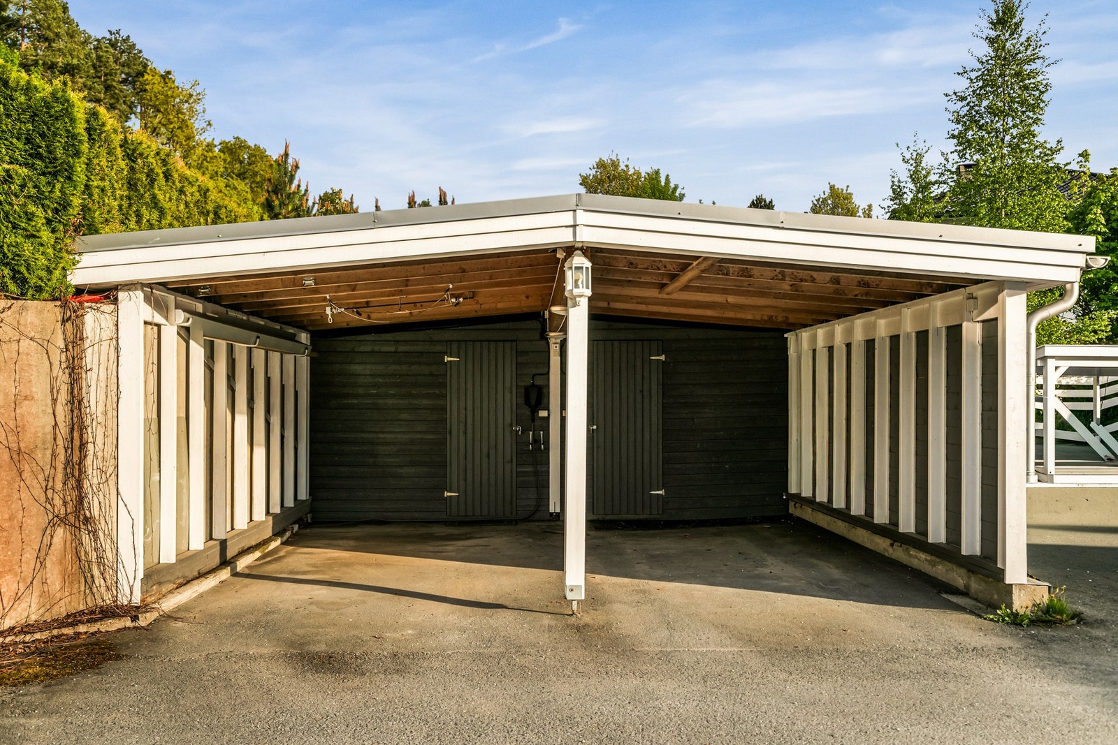 Det medfølger parkering for 1 bil i carport med ladepunkt for el-bil og sportsbod på 5 kvm. Galleribilde
