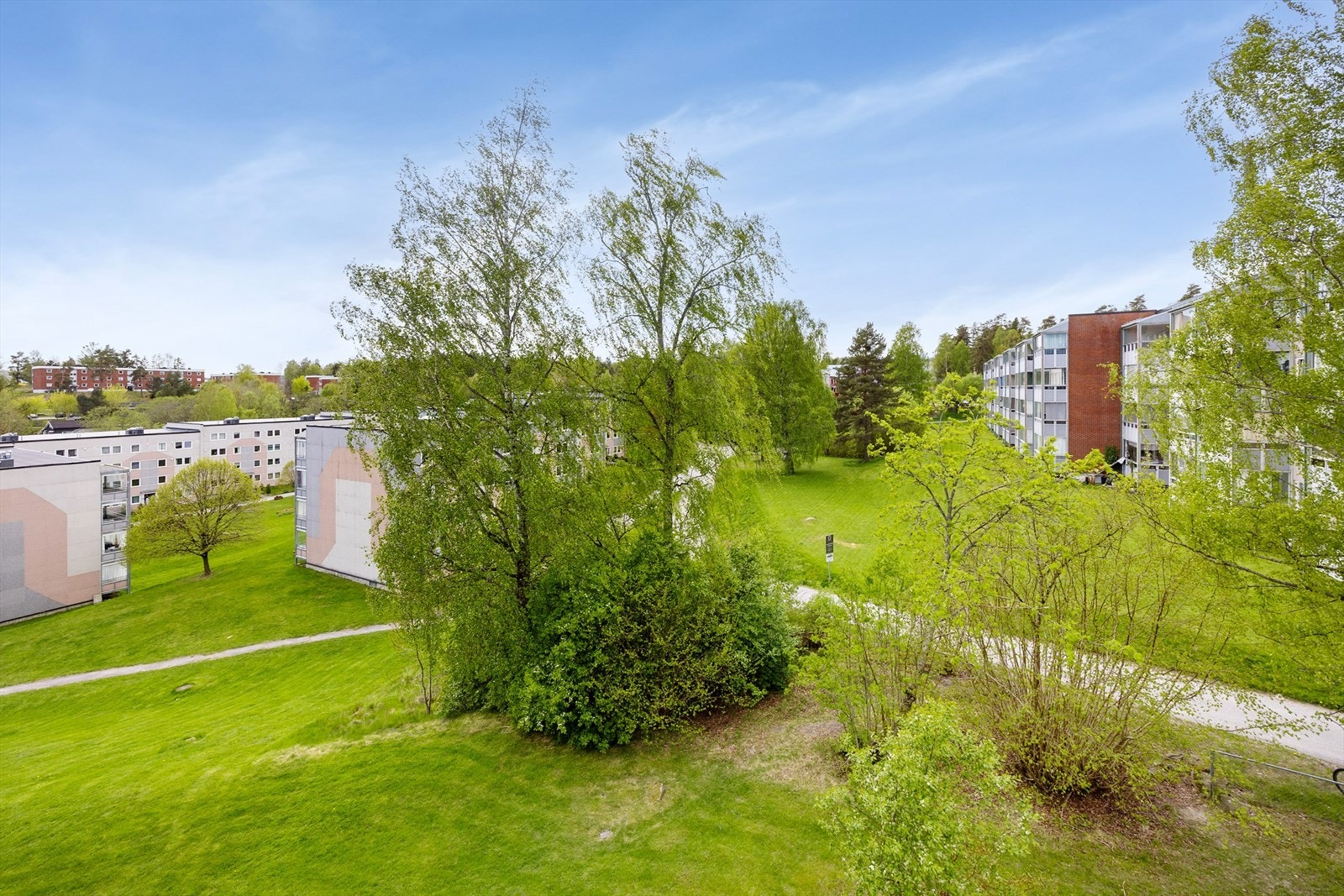 Fra leiligheten er det utsikt over nærområdets grønne fellesarealer. Galleribilde