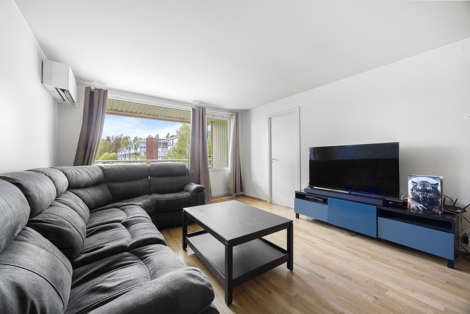 Fra stuen er det utgang til balkongen. Galleribilde