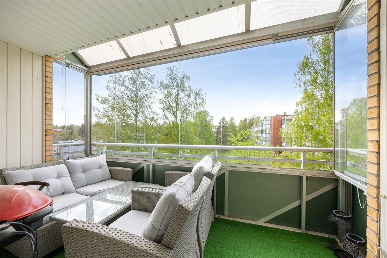 Balkongen er en lun og skjermet uteplass med plass til en hyggelig sittegruppe. Galleribilde