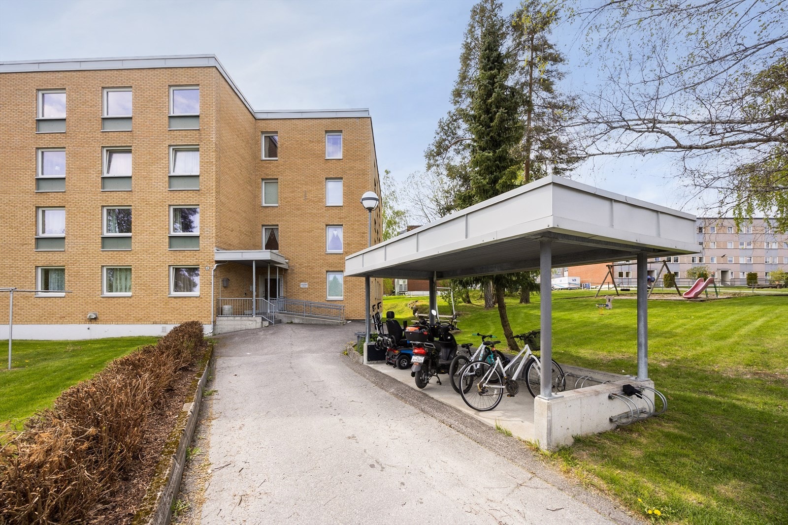 Det er ved inngangspartiet en overbygget plass til sykkelparkering. Galleribilde