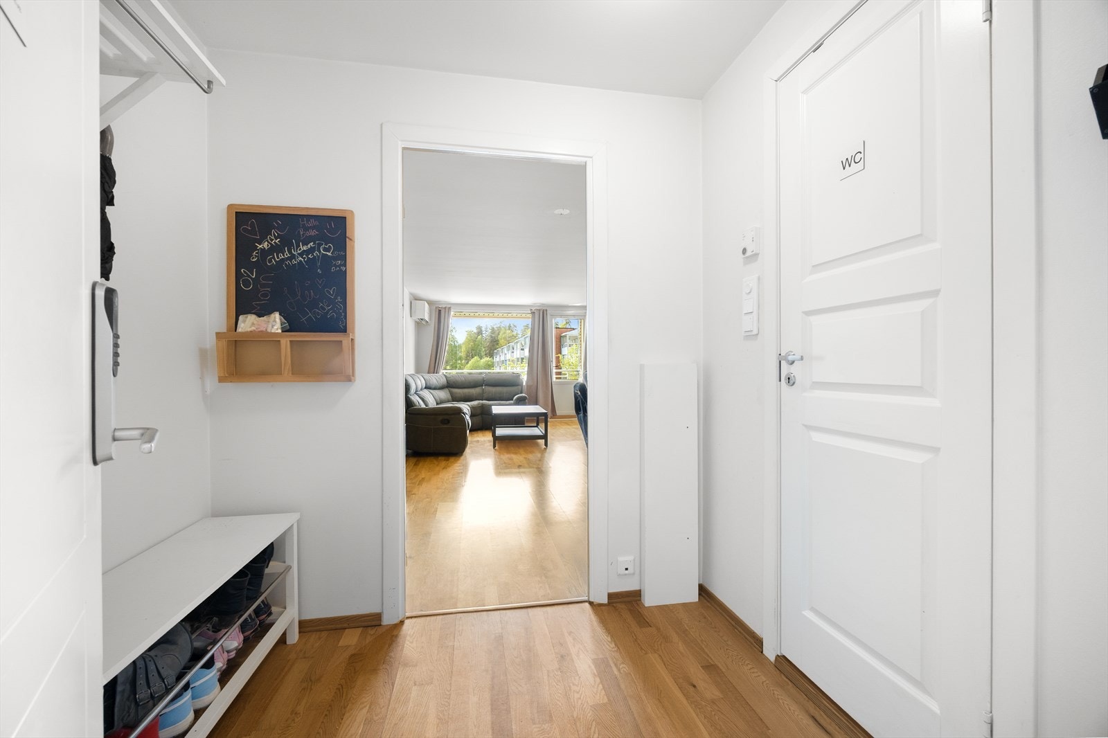 Fra entréen er det direkte tilgang til badet og videre inn til stuen. Galleribilde