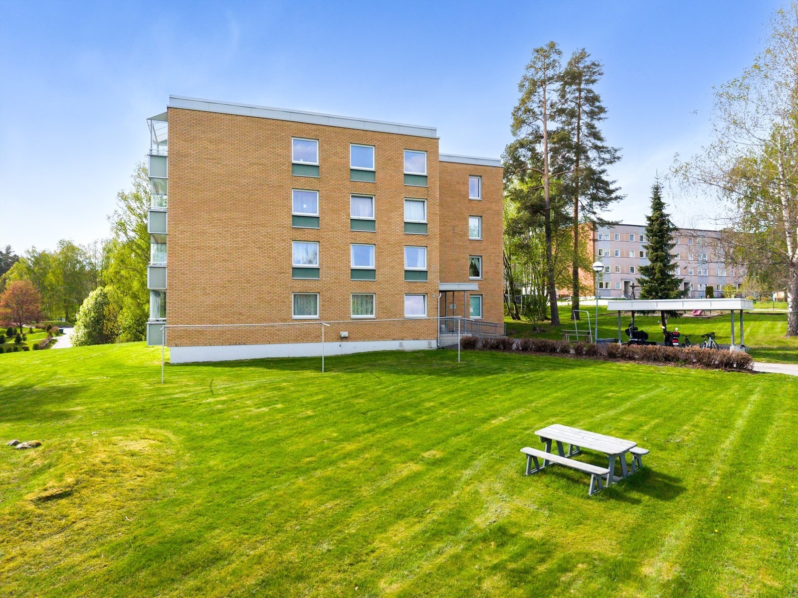 Tomten fremstår som godt vedlikeholdt og trivelig med sittegrupper og lekeplass, samt asfalterte internveier. Galleribilde