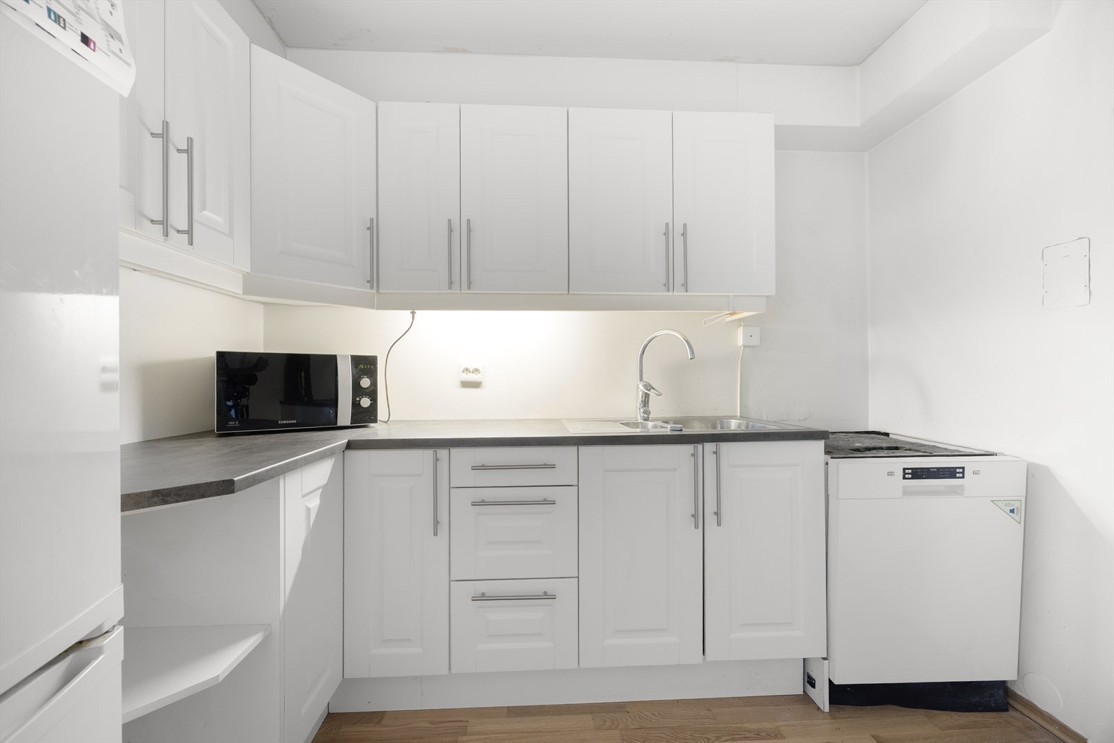 Kjøkkeninnredning med profilerte fronter og laminatbenkeplate, oppgradert i 2014. Galleribilde