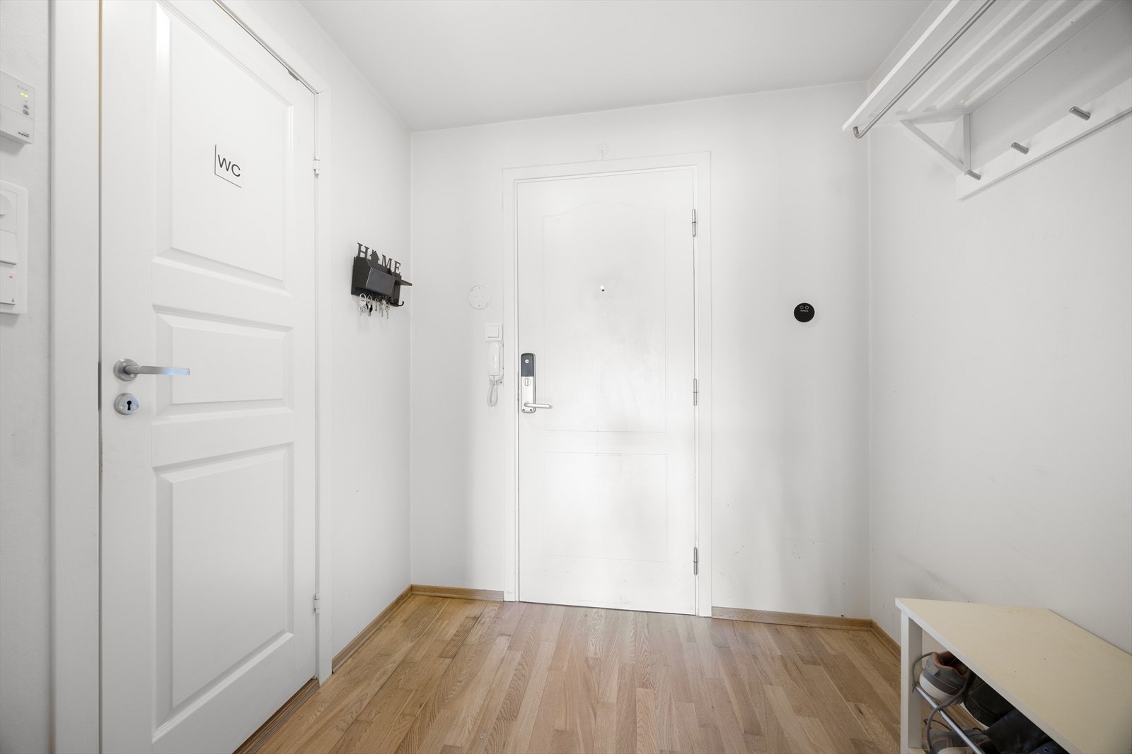 Entréen har plass til oppbevaring av yttertøy og sko. Galleribilde