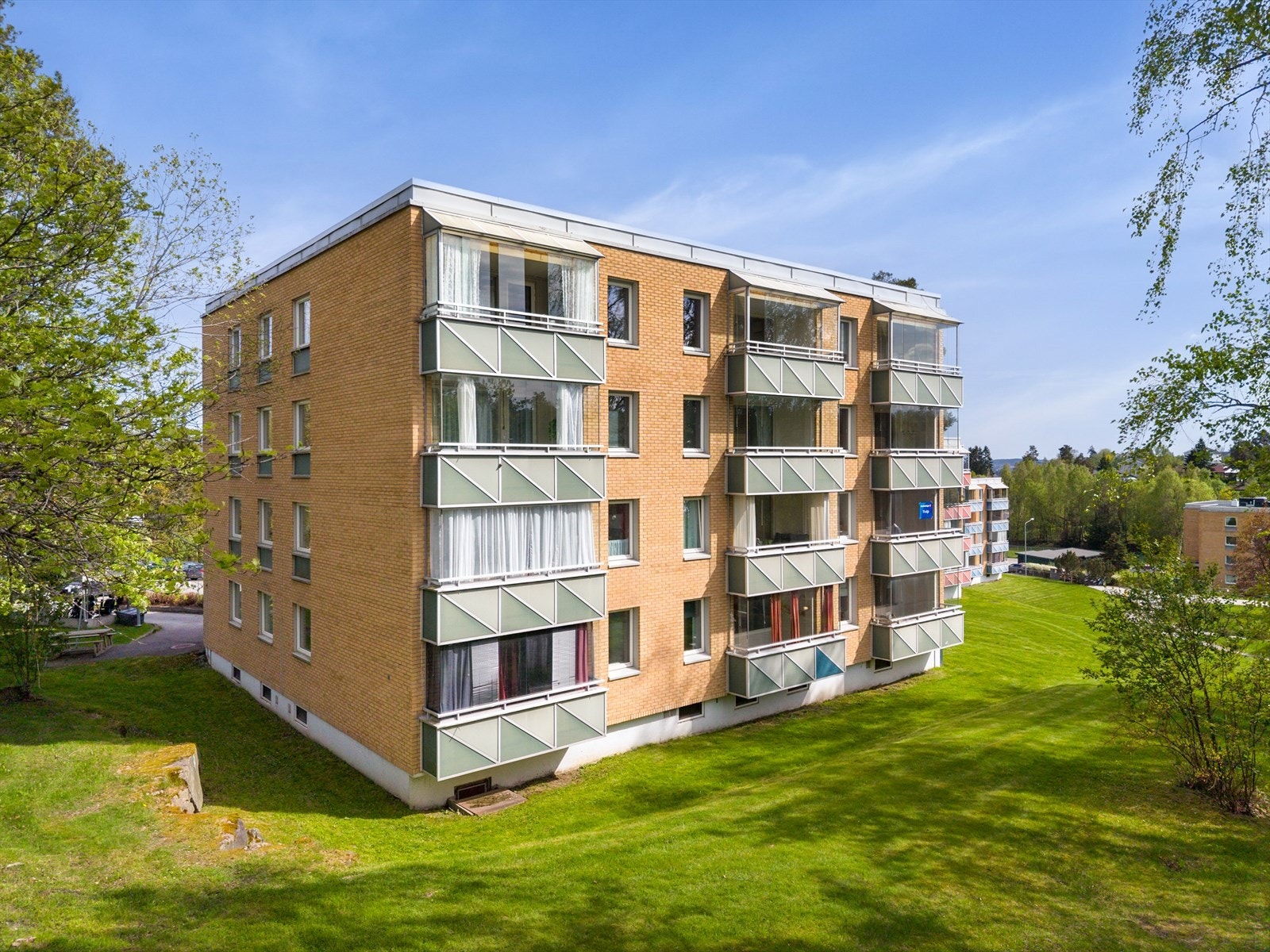 Leiligheten ligger i et etablert og grønt boligområde på Maihaugen, en del av Gulset. Her bor du med store, luftige fellesarealer rett utenfor døren, med gangstier, lekeplasser og gressplener mellom bygningene. Galleribilde