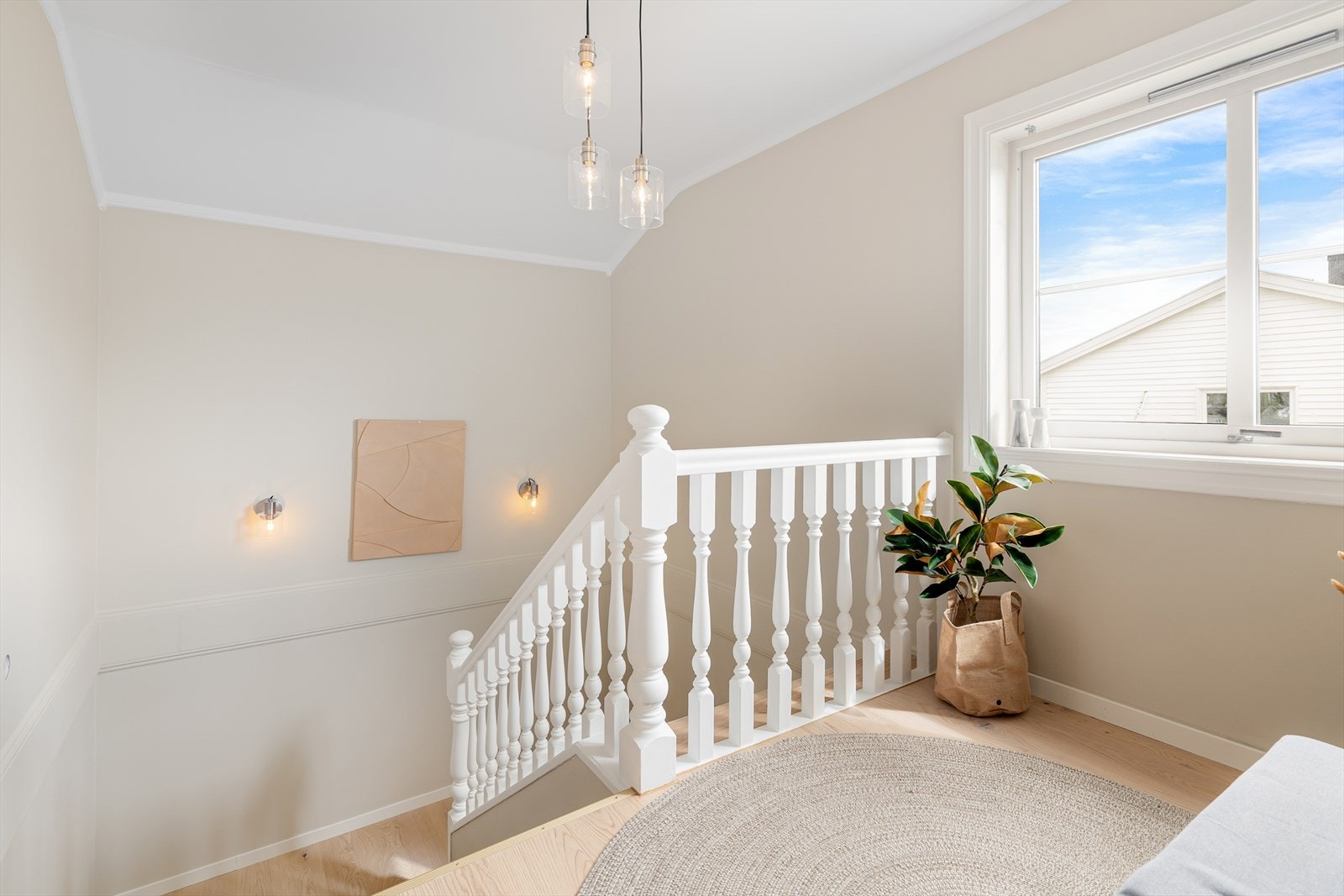 En elegant og bred trapp med fantastisk takhøyde tar deg opp til boligen. Galleribilde