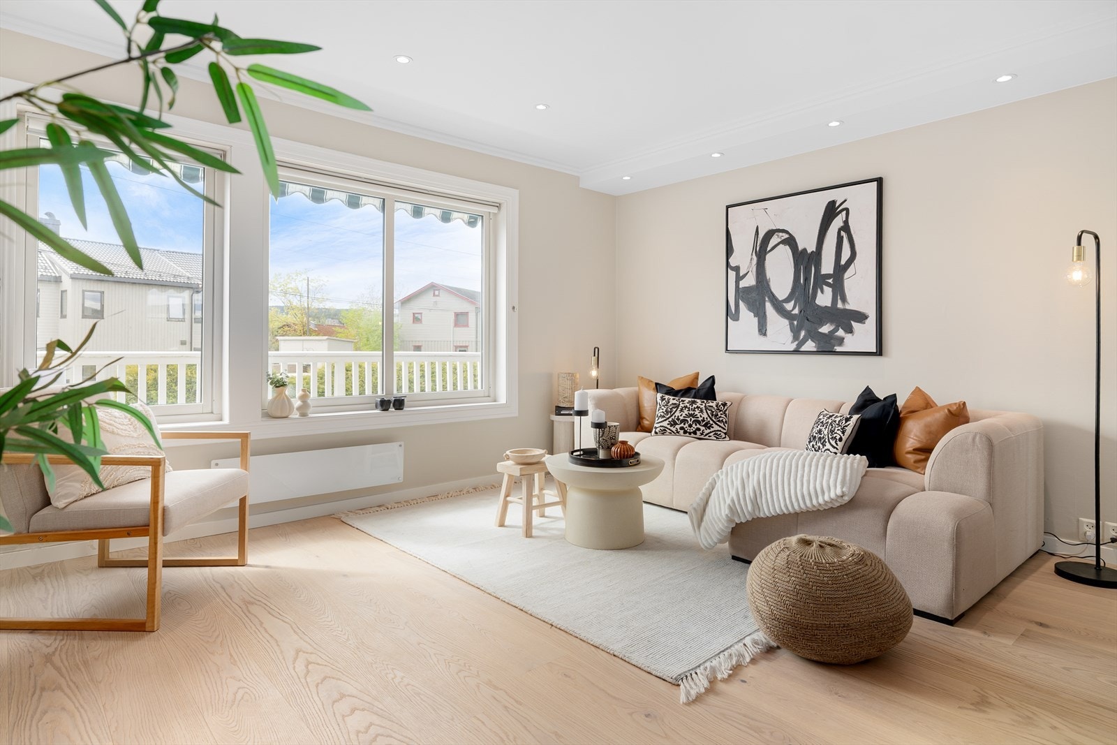 Innvendig møtes du av en åpen, luftig atmosfære og et moderne preg! Galleribilde