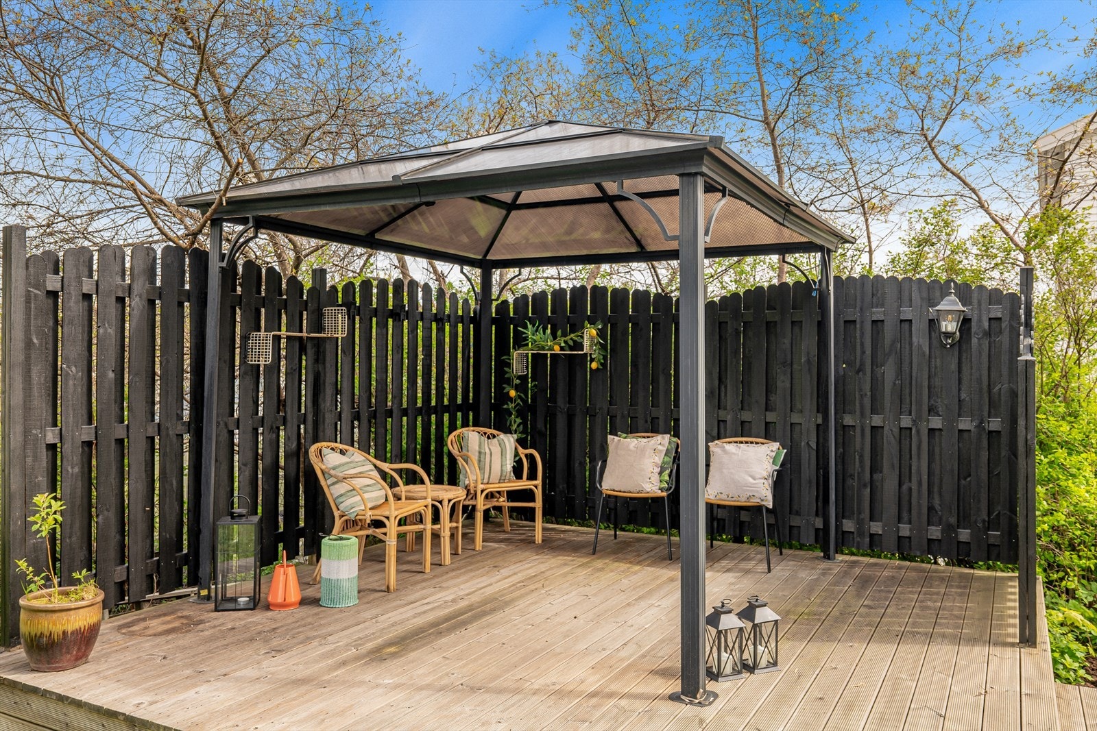 På baksiden av boligen er det en lun og skjermet markterrasse med pergola. Galleribilde