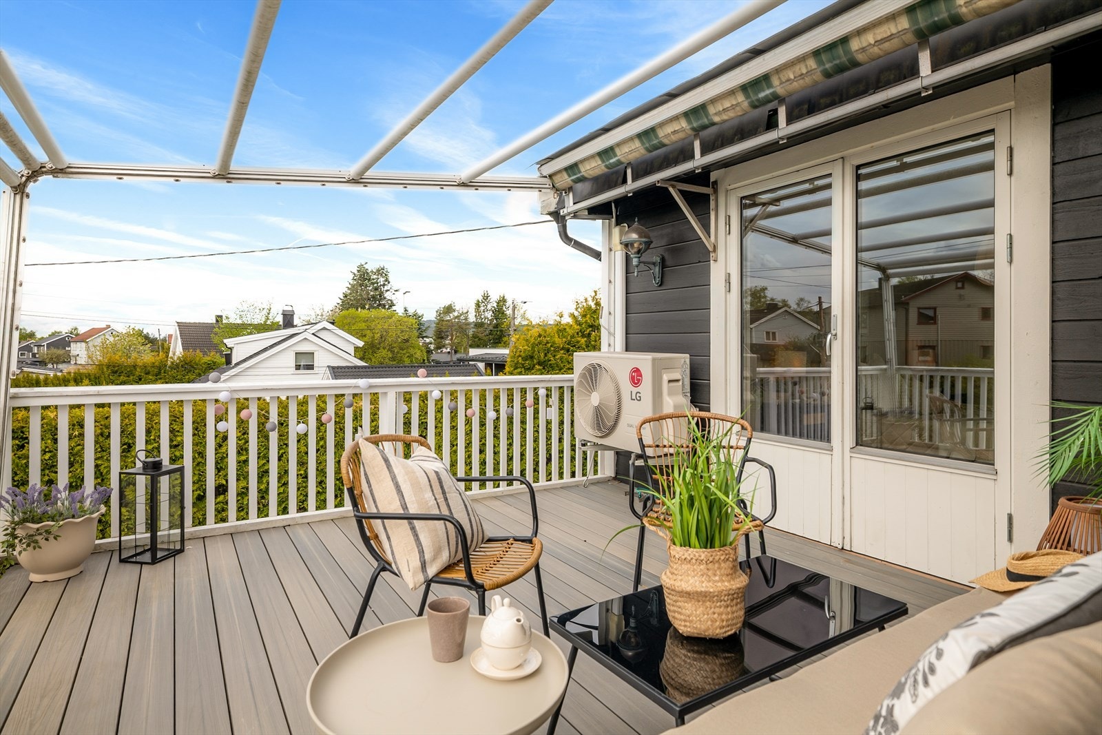 Verandaen er lett tilgjengelig fra kjøkkenet, og legger godt til rette for grilling og uteservering. Galleribilde