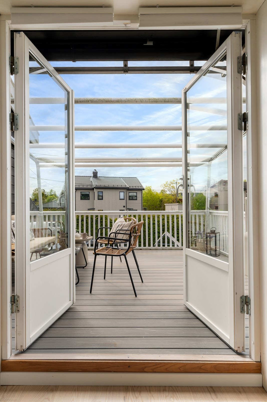 Det er lagt vedlikeholdsfritt terrassegulv - pent, praktisk og lettvint! Galleribilde