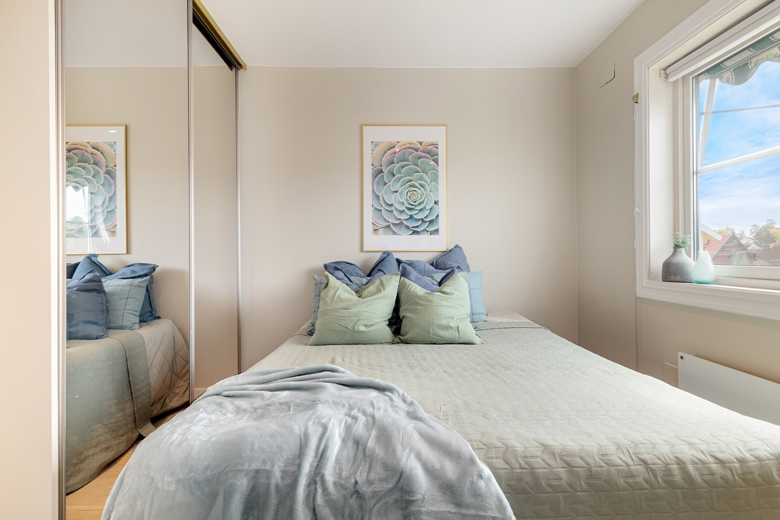 Godt med oppbevaringsplass i skyvedørsgarderobe. Galleribilde