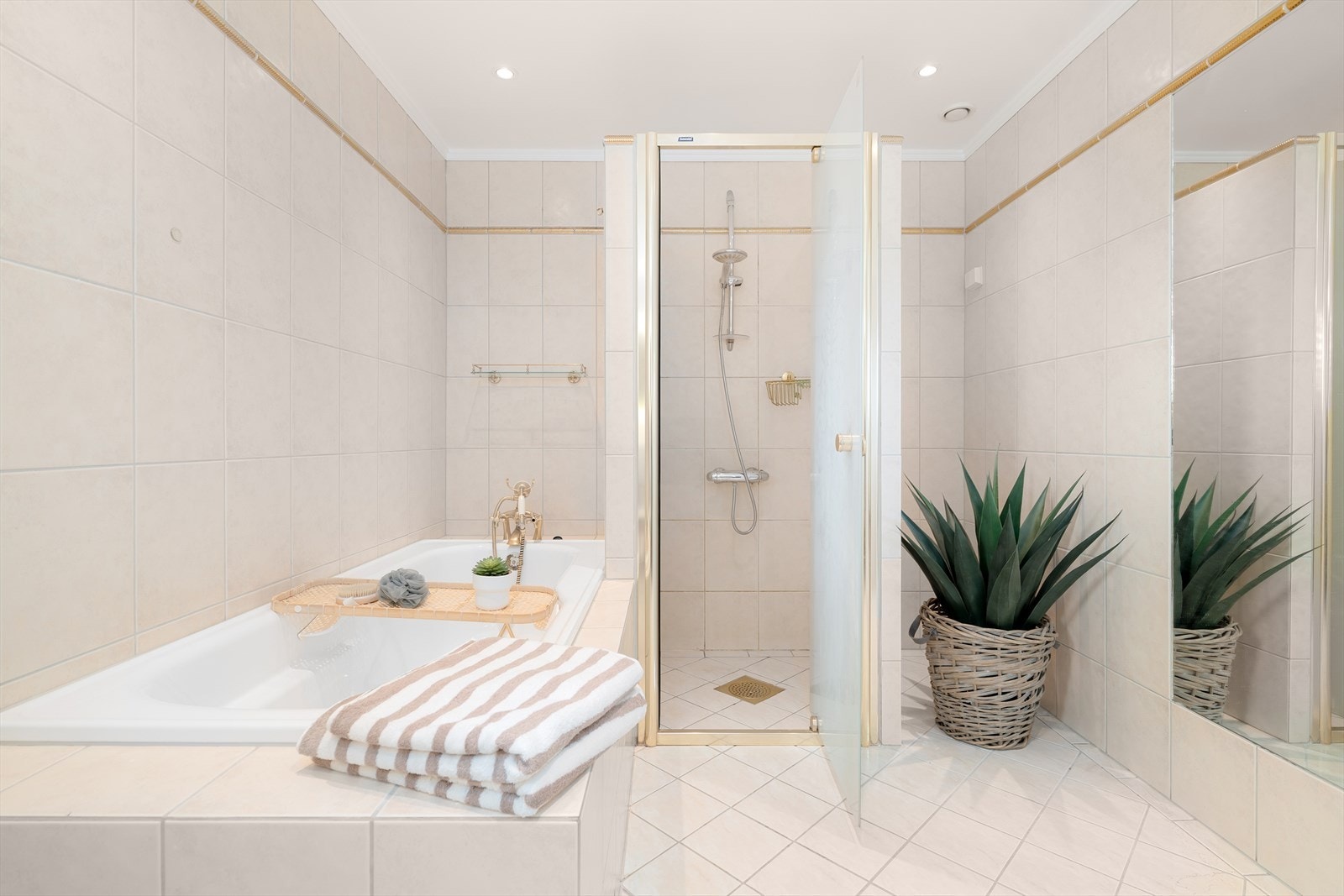 Badet er innredet med servant, klosett, dusj, badekar og opplegg for vaskemaskin. Galleribilde
